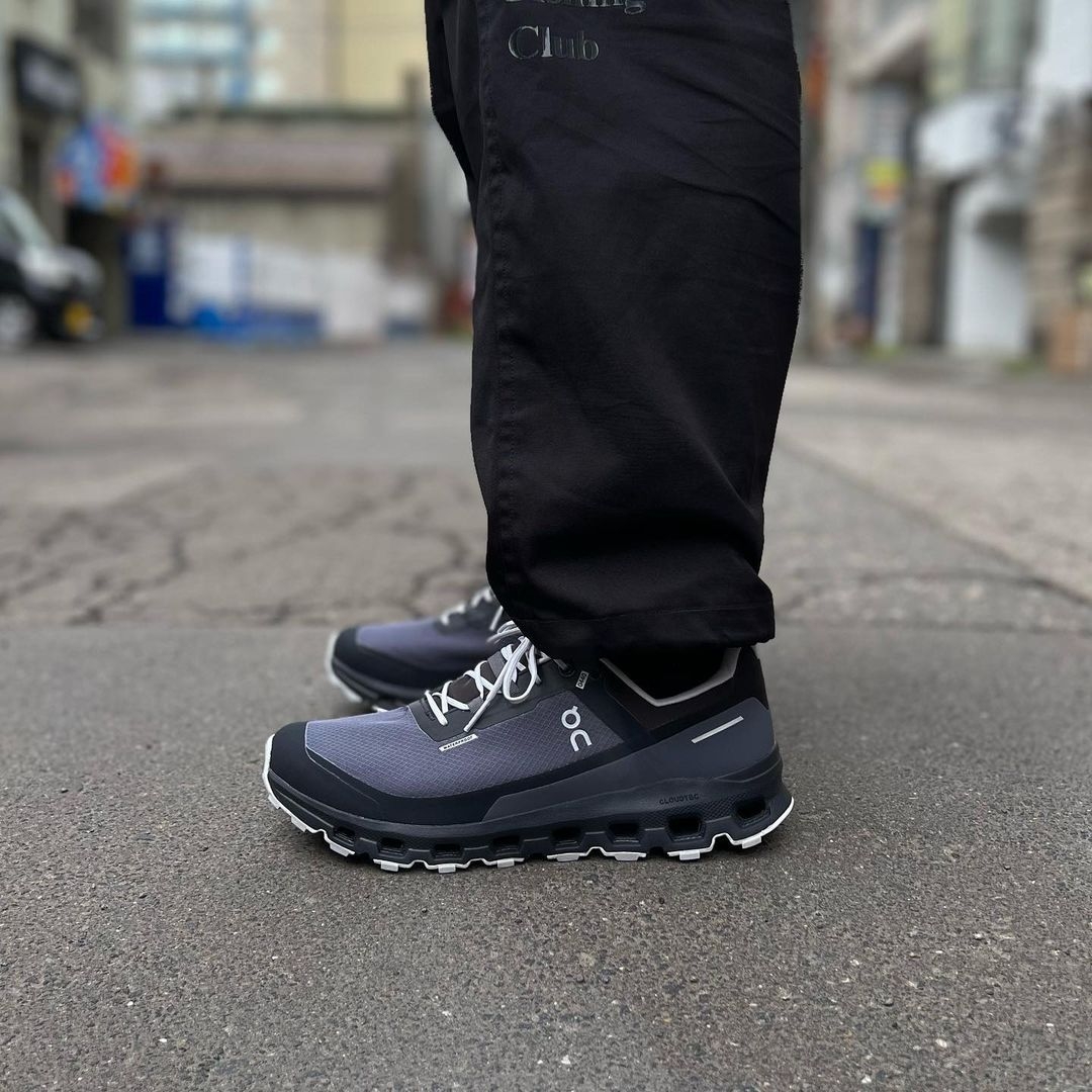 On Running Cloud Vista Waterproof Eclipse Black, On Running Women Cloud Vista Waterproof Eclipse Black 착용 스타일 - 3