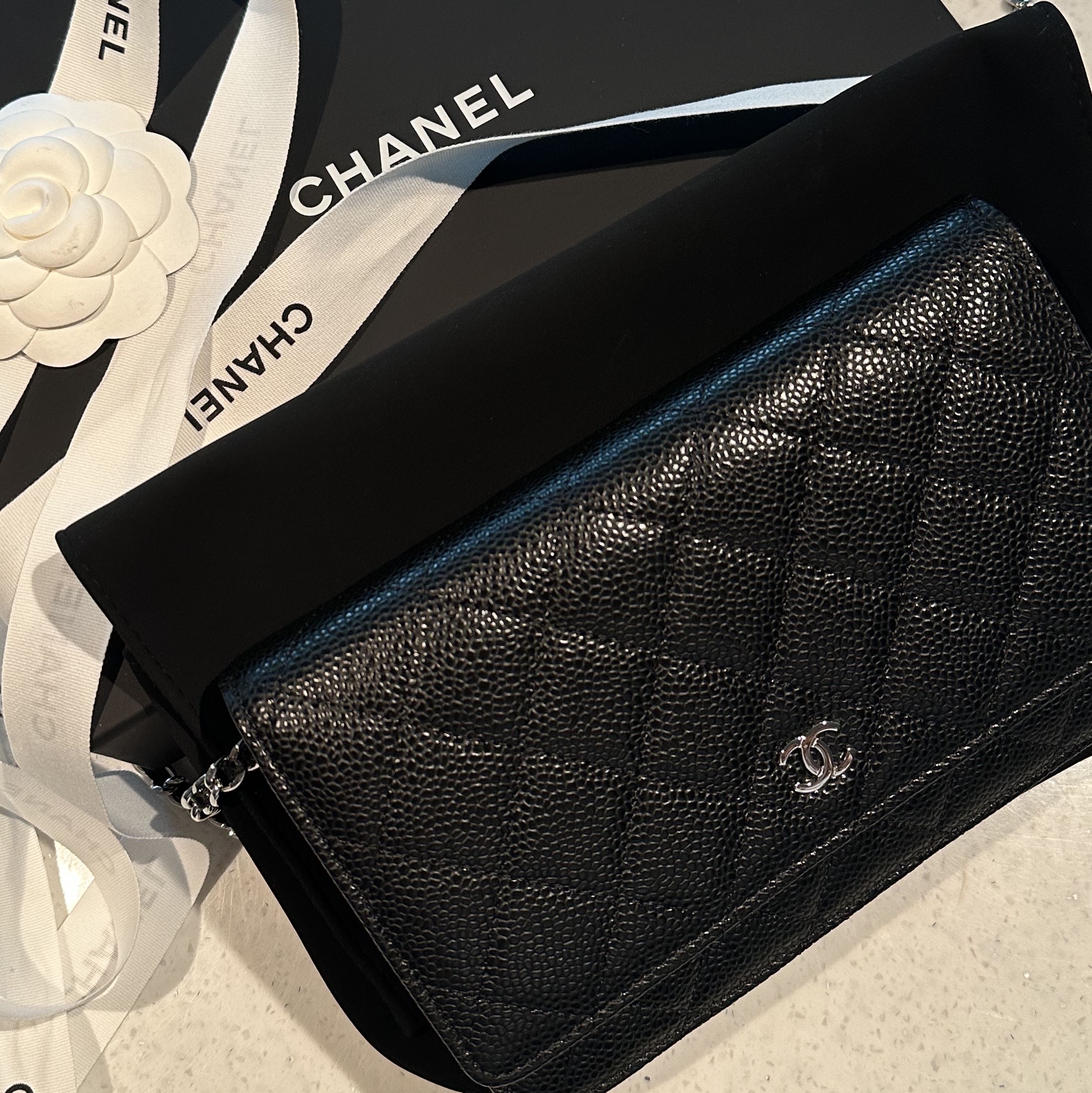 Chanel Classic Wallet On Chain Grained Calfskin & Silver Black 착용 스타일