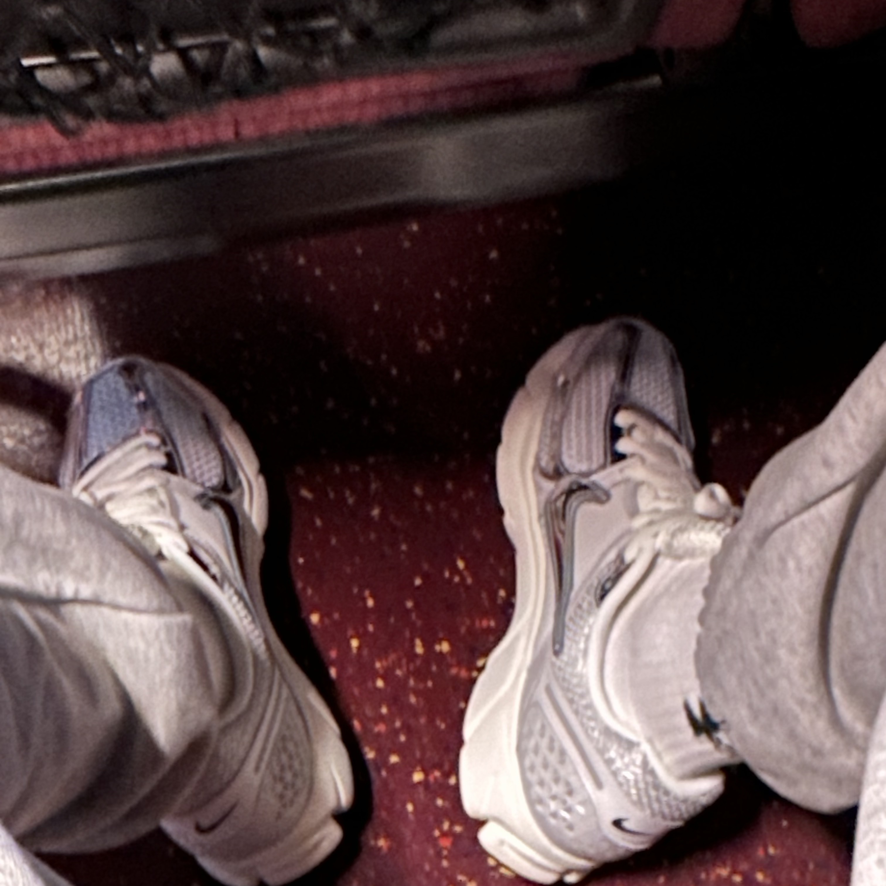 (W) Nike Zoom Vomero 5 Photon Dust and Metallic Silver 착용 스타일