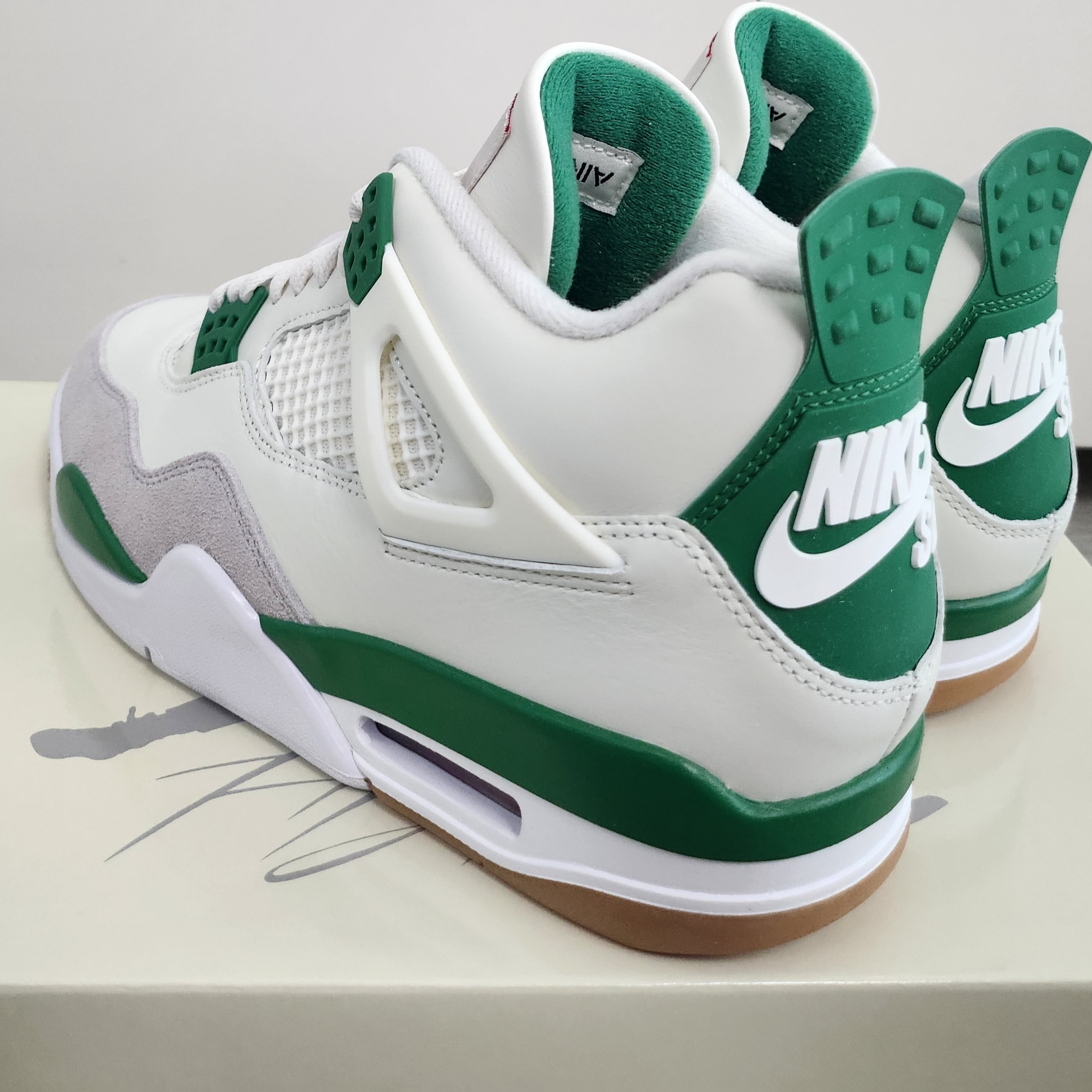 Jordan 4 x Nike SB Retro SP Pine Green 착용 스타일 - 1