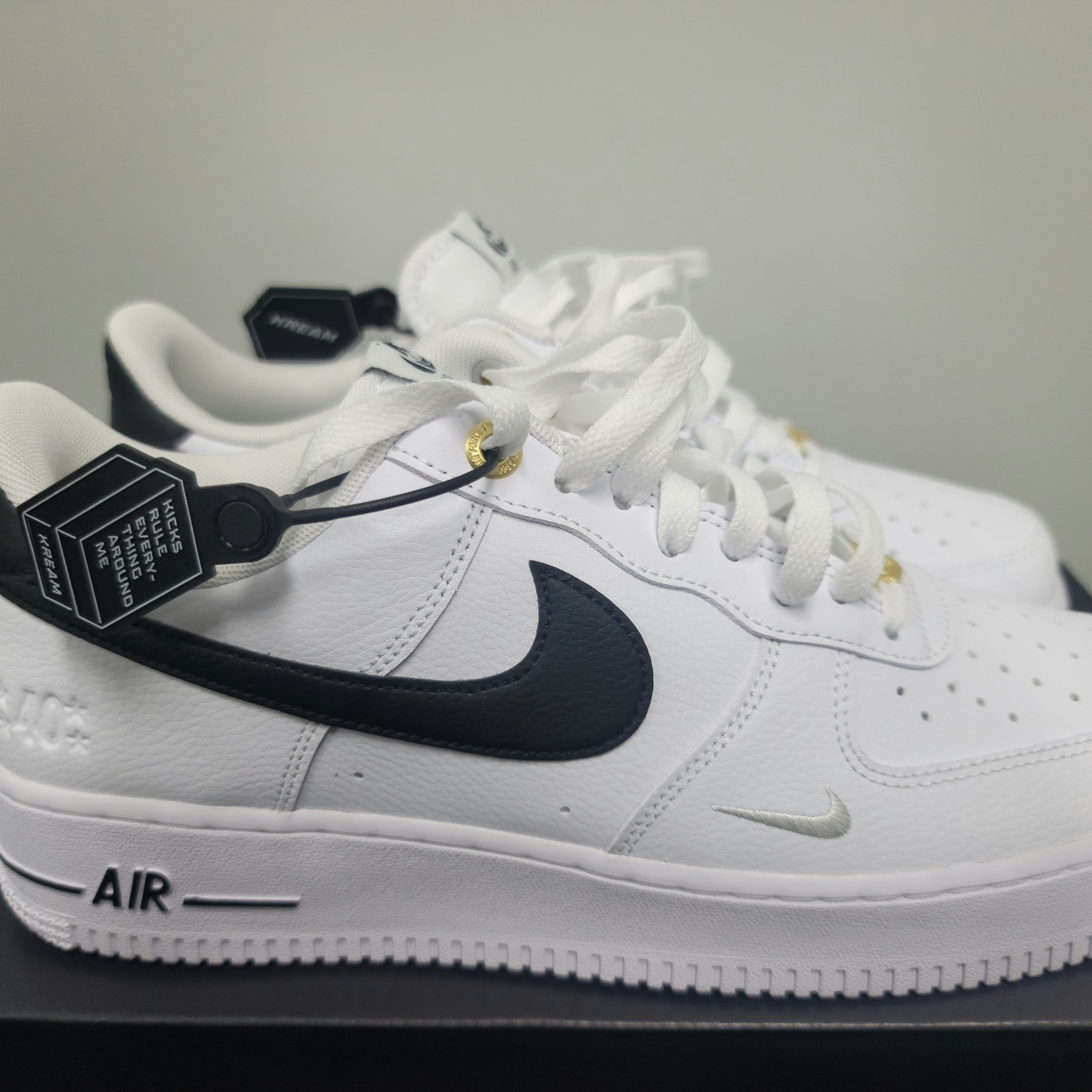 Nike Air Force 1 '07 LV8 40th Anniversary Join Forces White Black 착용 스타일 - 2