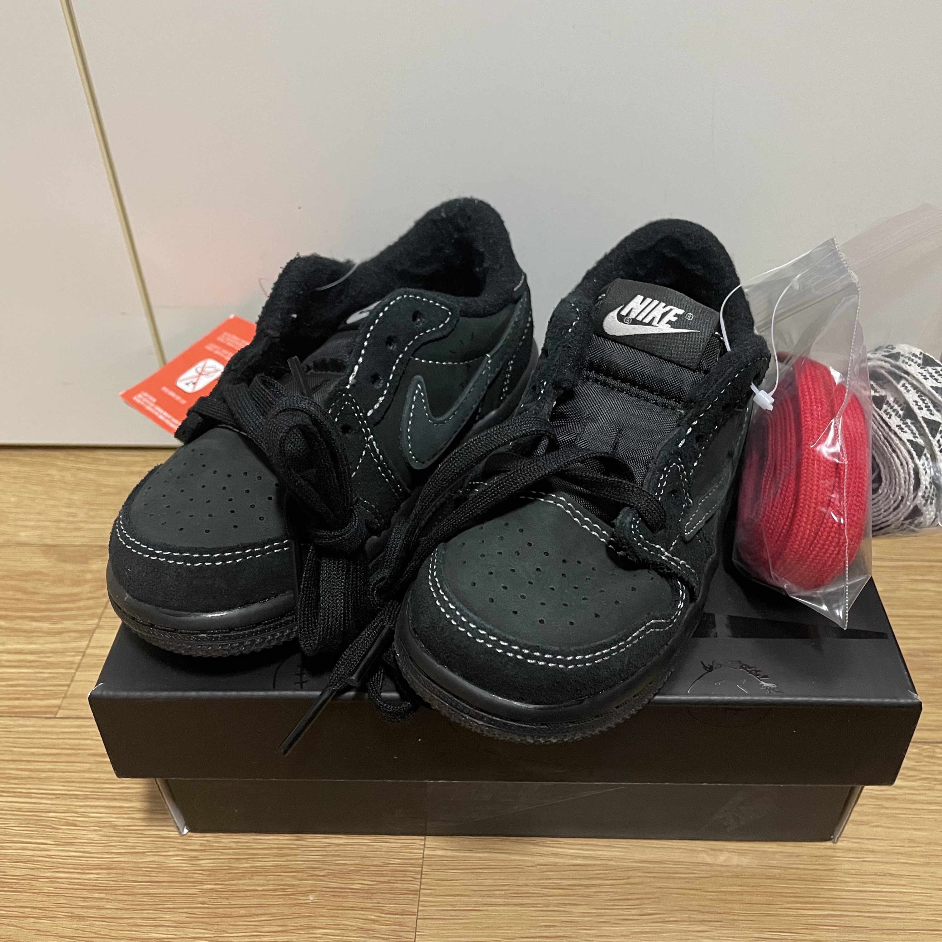 (TD) Jordan 1 x Travis Scott Retro Low OG SP Black Phantom 착용 스타일 - 2