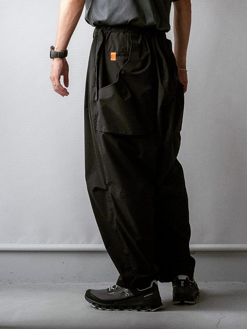 On Running Cloud Vista Waterproof Eclipse Black, On Running Women Cloud Vista Waterproof Eclipse Black 착용 스타일 - 1