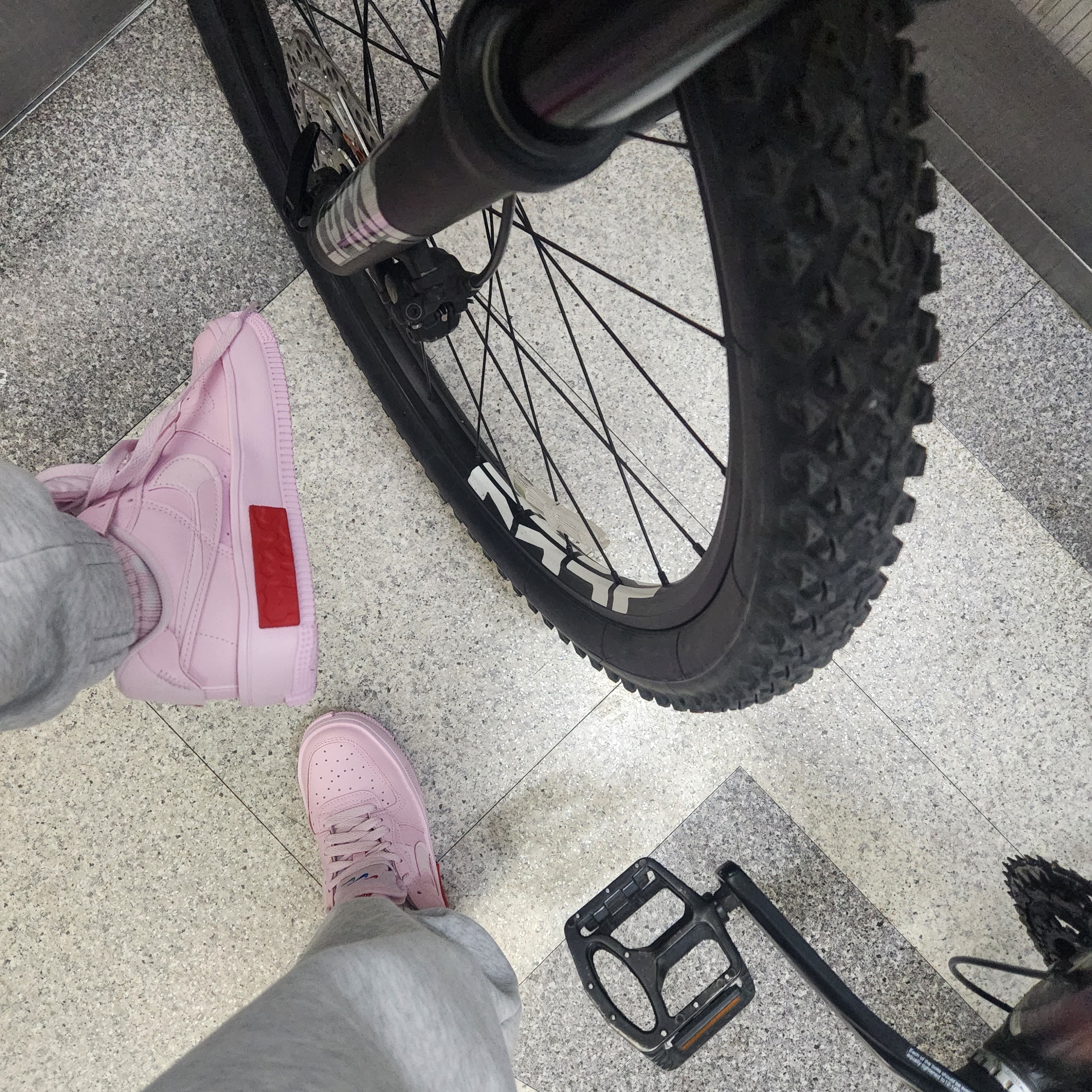 (W) Nike Air Force 1 Fontanka Pink Foam 착용 스타일 - 2