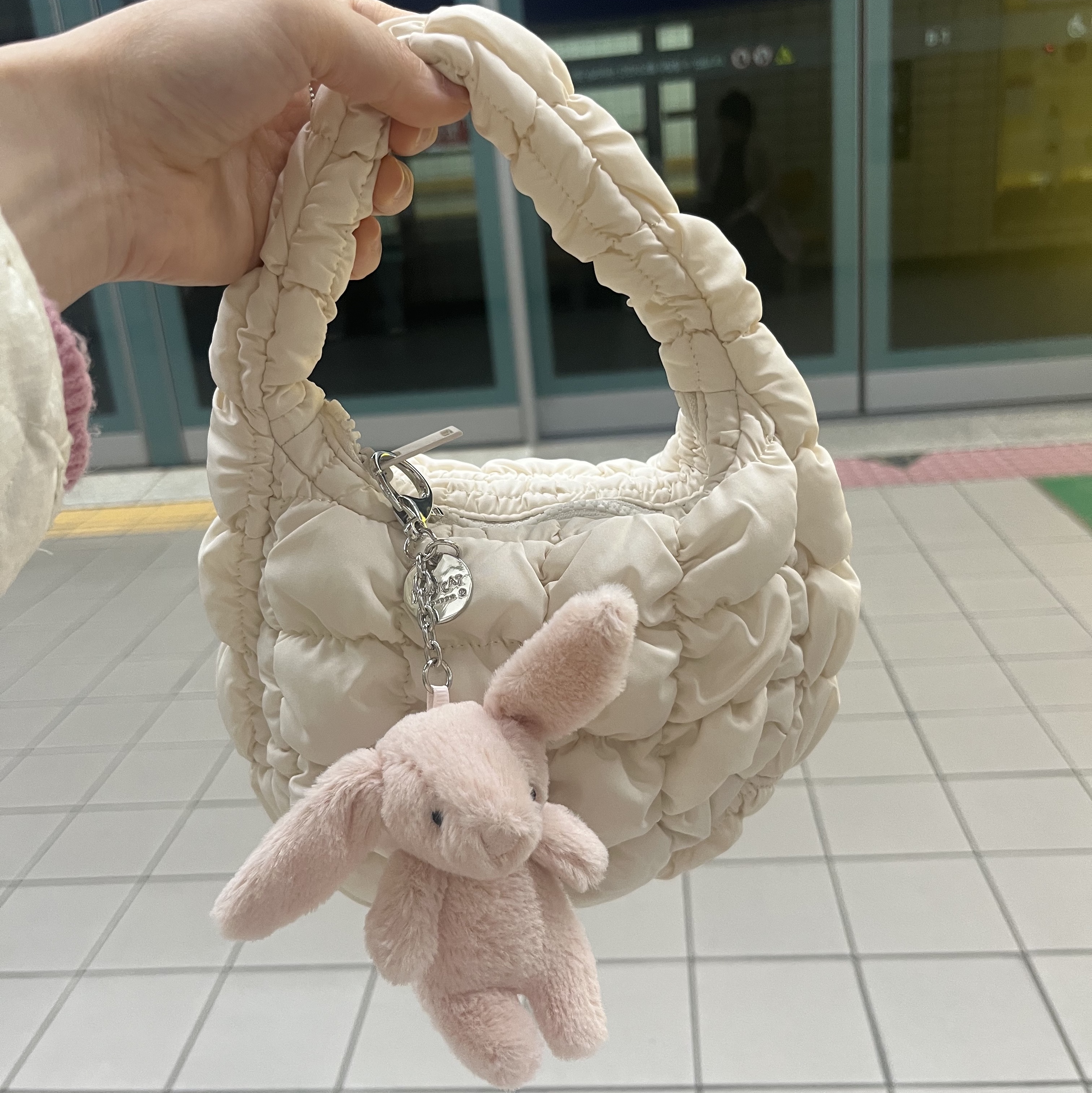 Jellycat Bashful Bunny Bag Charm Blush, COS Quilted Micro Bag Off White 착용 스타일