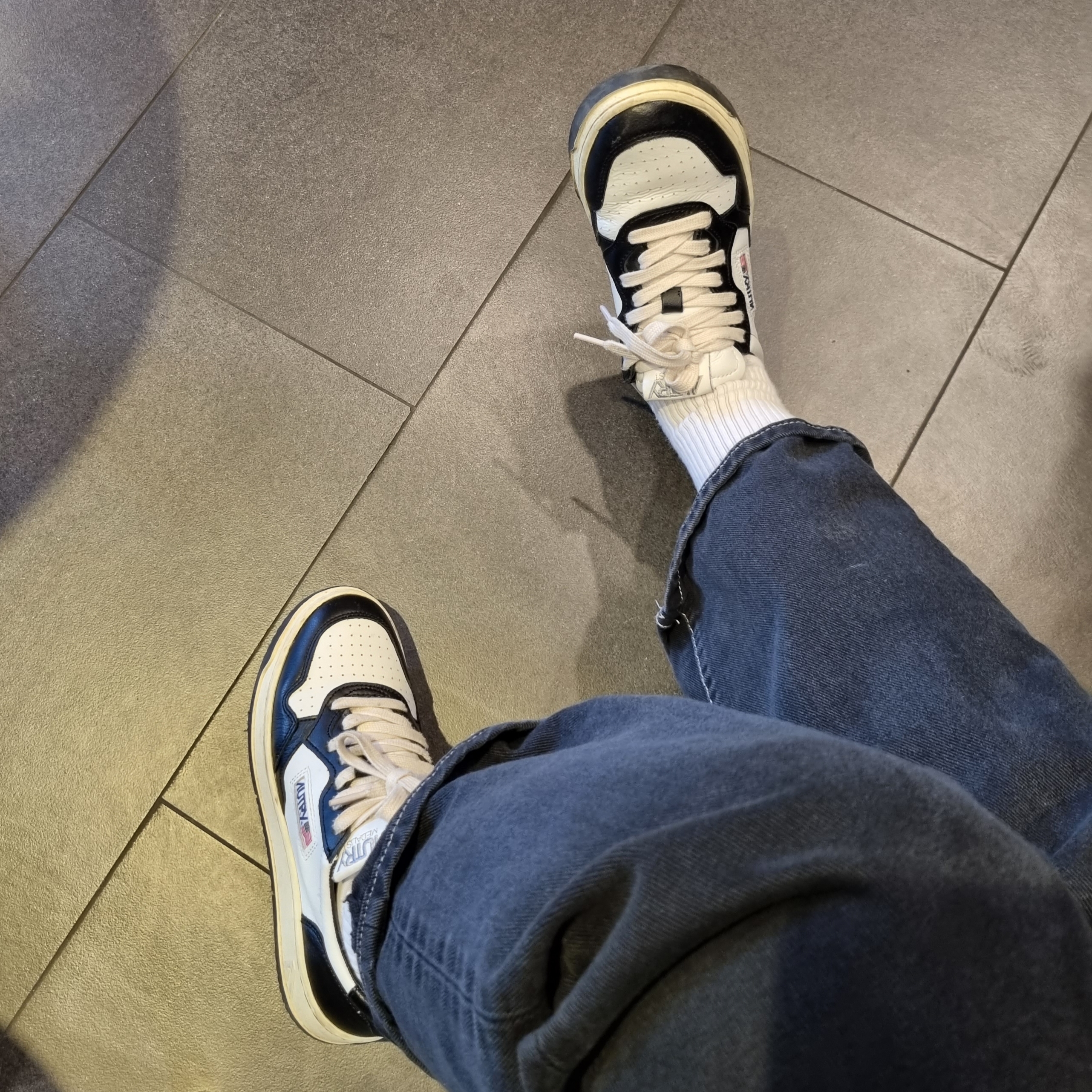 (W) Autry Medalist Low Leather Sneakers Black White 착용 스타일