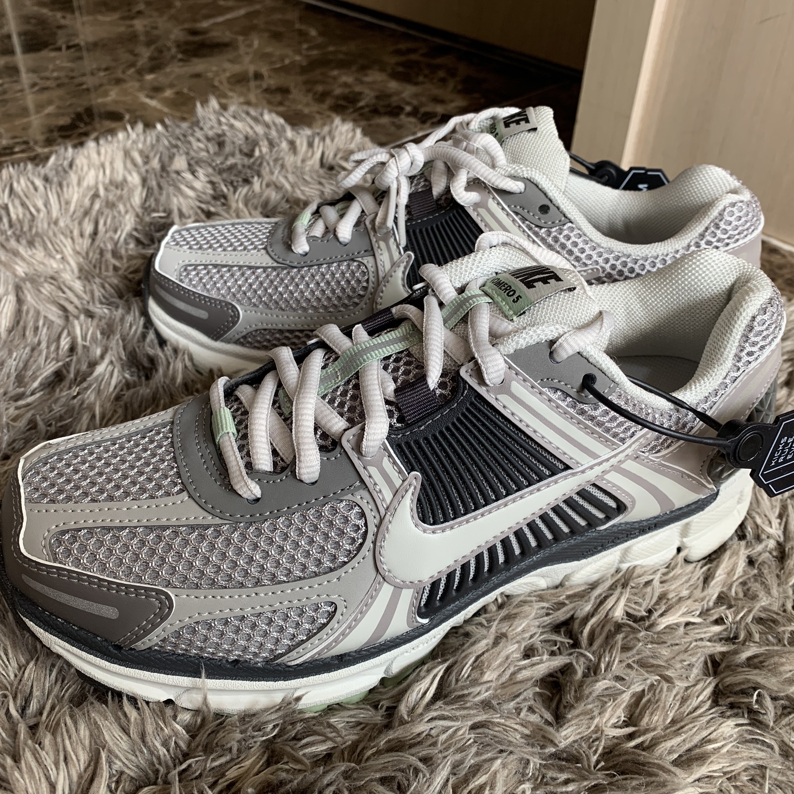 (W) Nike Zoom Vomero 5 Cobblestone and Flat Pewter 착용 스타일