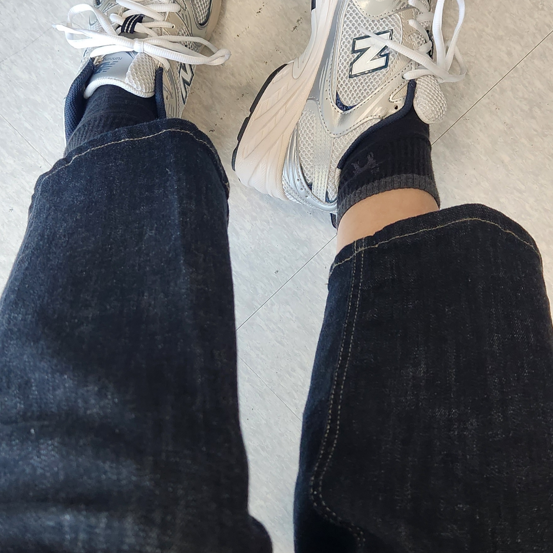 New Balance 530 Steel Grey 착용 스타일 - 1