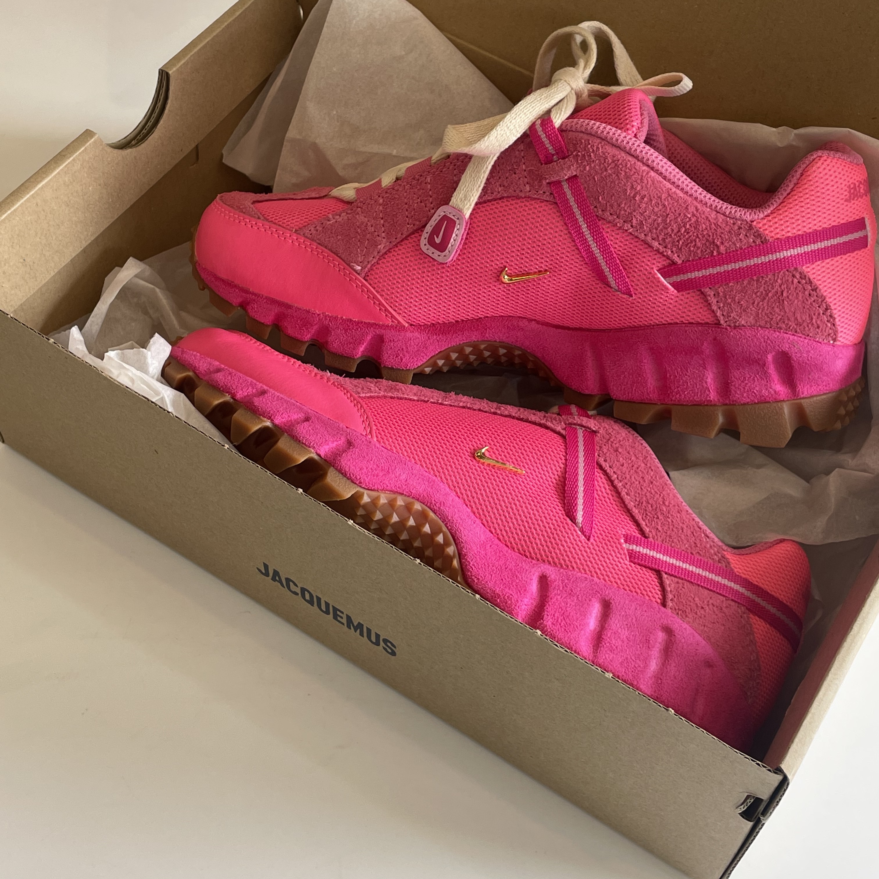 Nike x Jacquemus Air Humara LX Pink Flash 착용 스타일 - 3