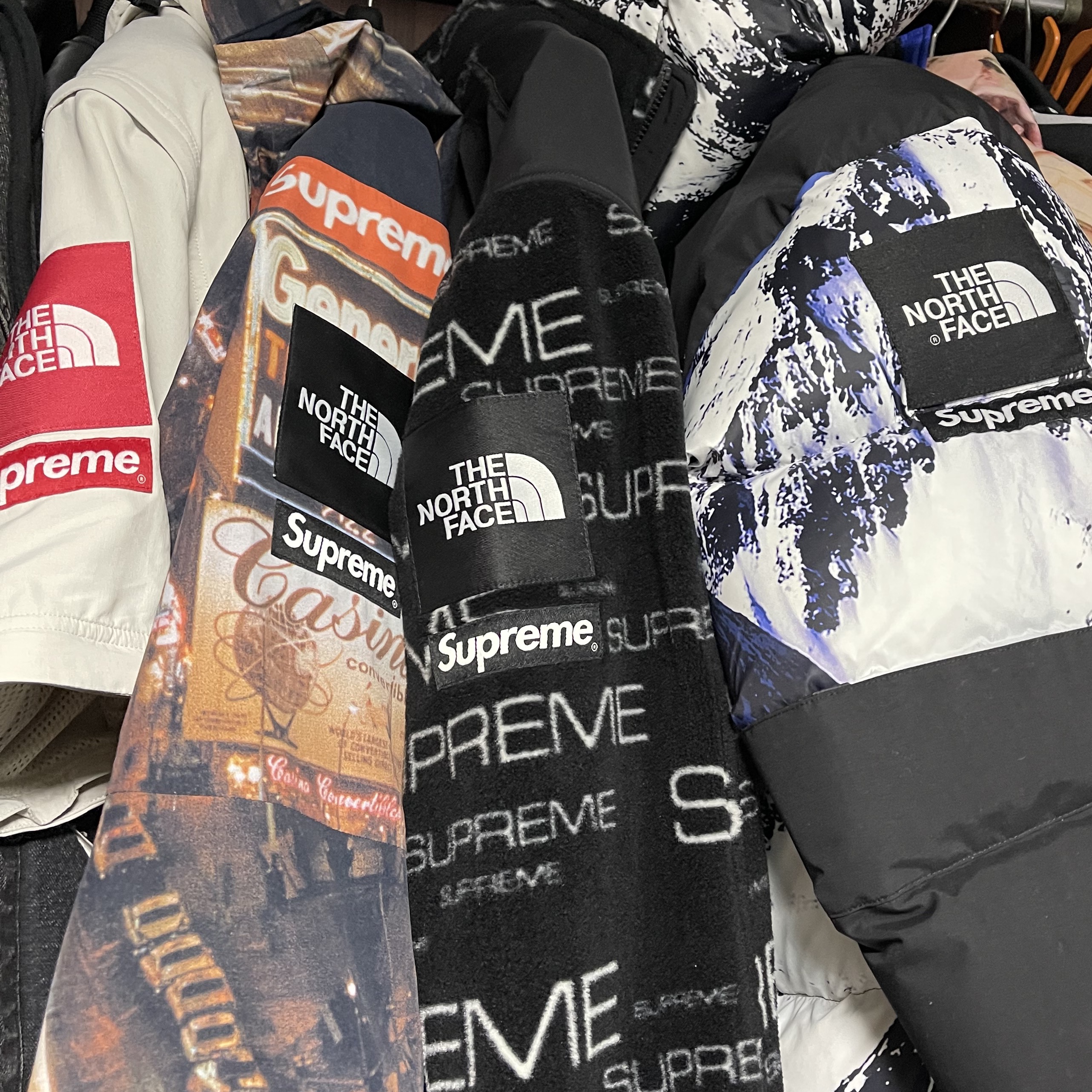 Supreme x The North Face Taped Seam Shell Jacket Times Square - 22FW, Supreme x The North Face Trekking Convertible Jacket Stone - 22SS 착용 스타일