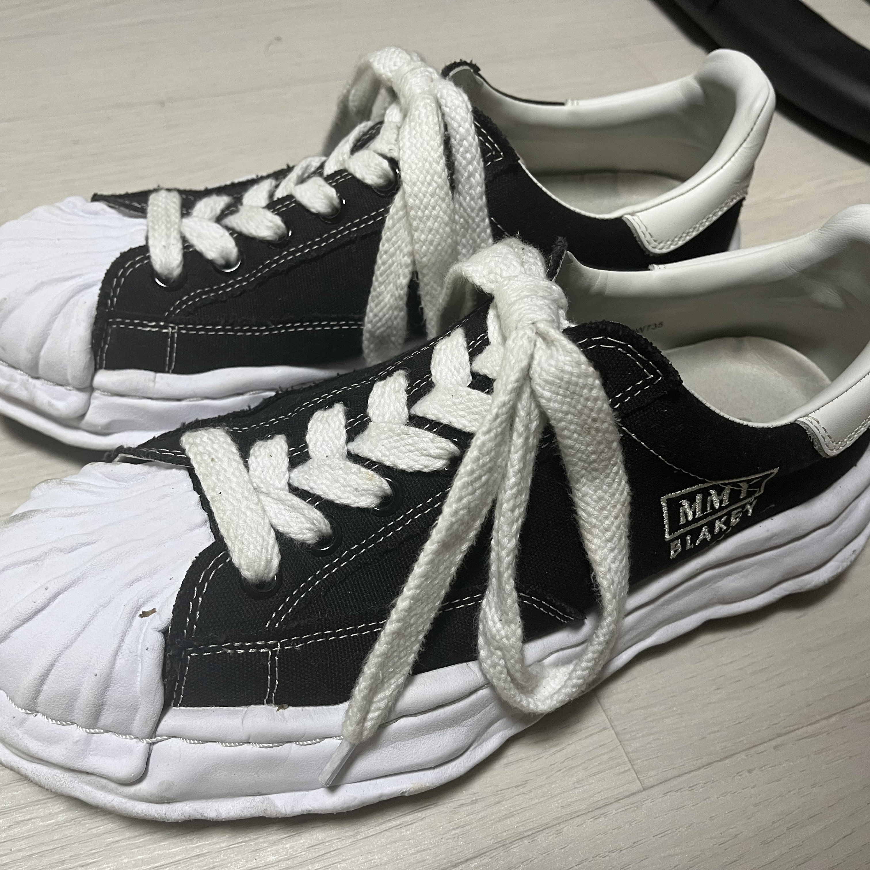 Maison Mihara Yasuhiro Blakey OG Sole Canvas Low-top Sneakers Black White 착용 스타일