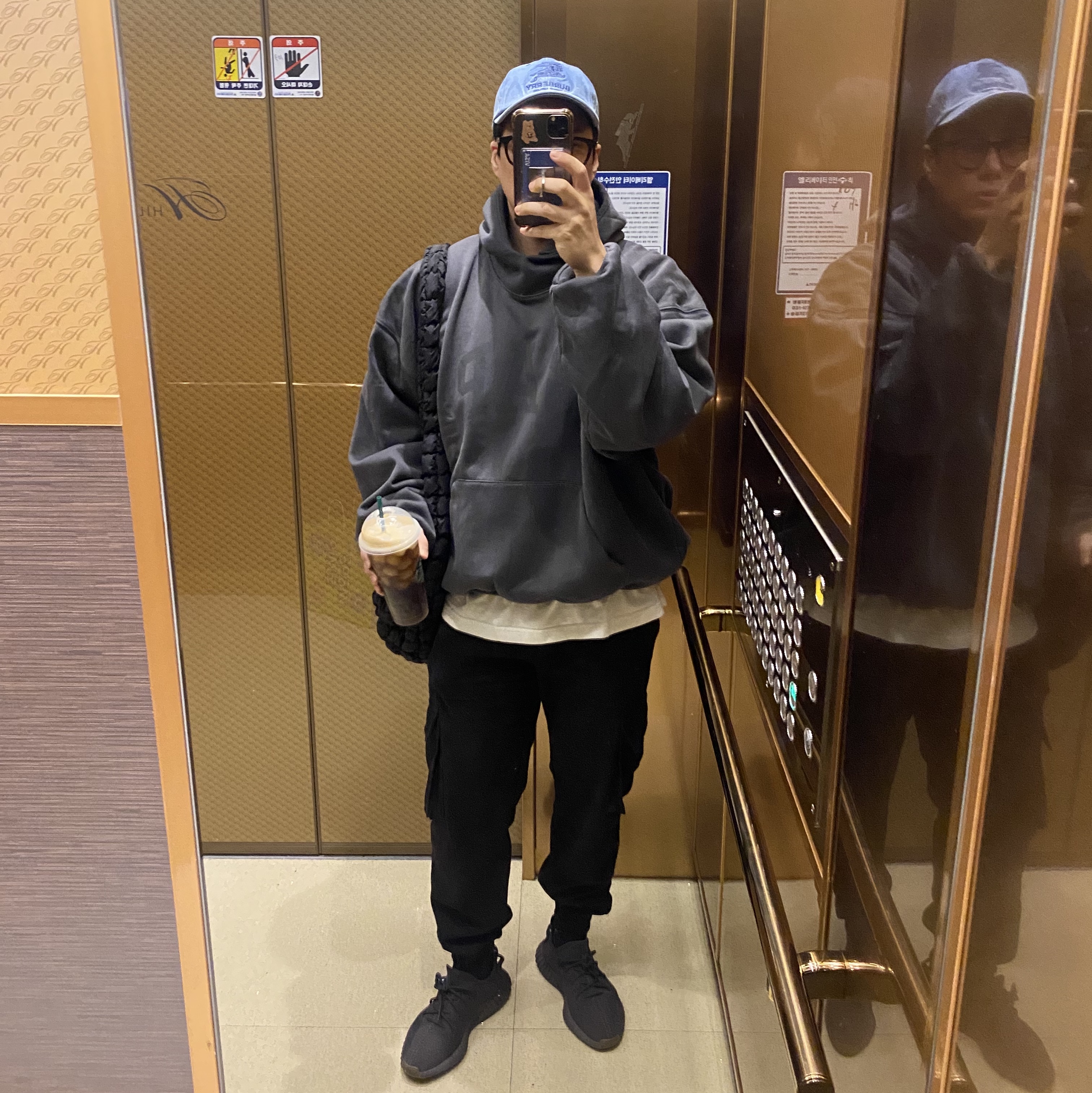 Yeezy Gap Engineered By Balenciaga Dove Hoodie Black, COS Quilted Oversized Shoulder Bag Black 착용 스타일