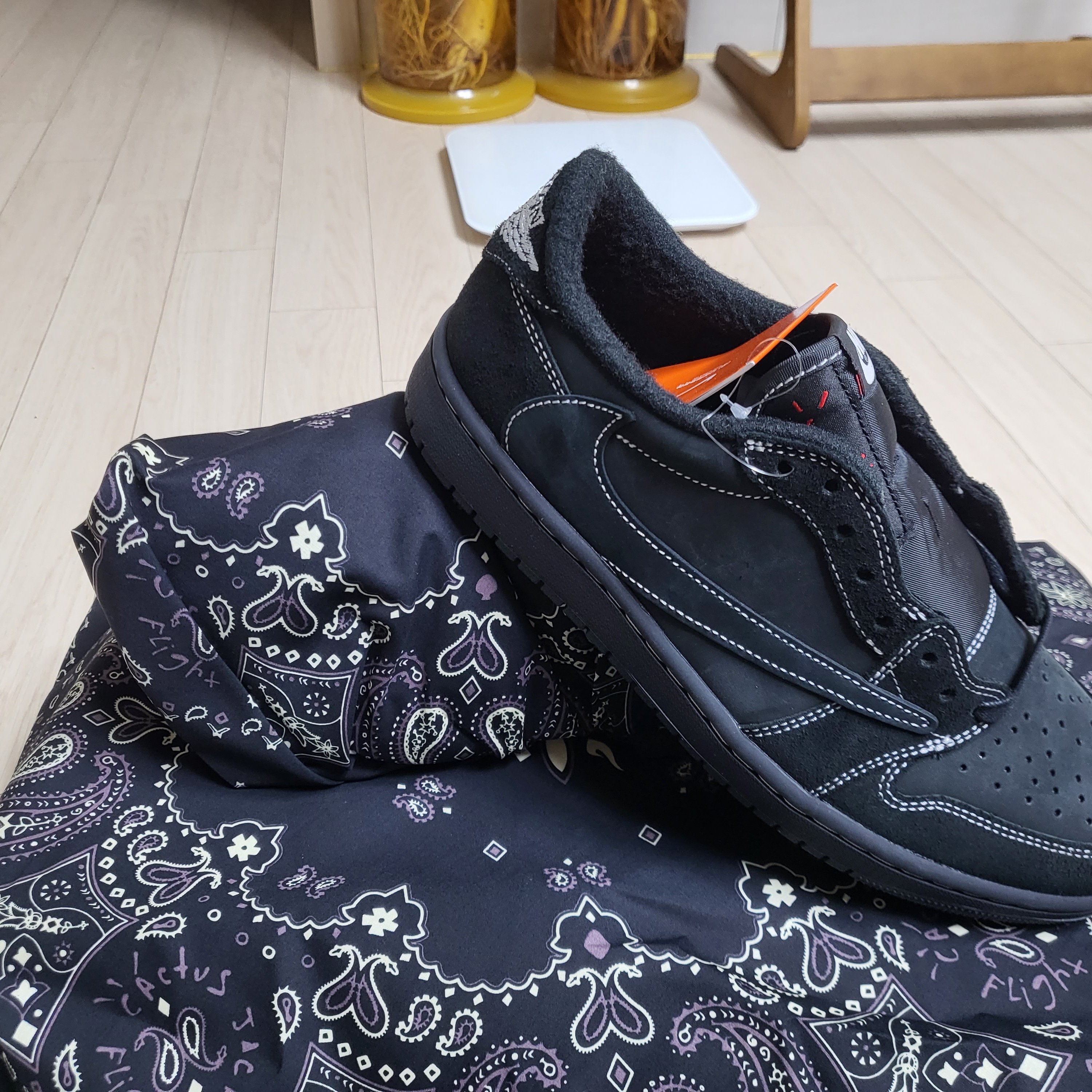 Jordan 1 x Travis Scott Retro Low OG SP Black Phantom 착용 스타일 - 4