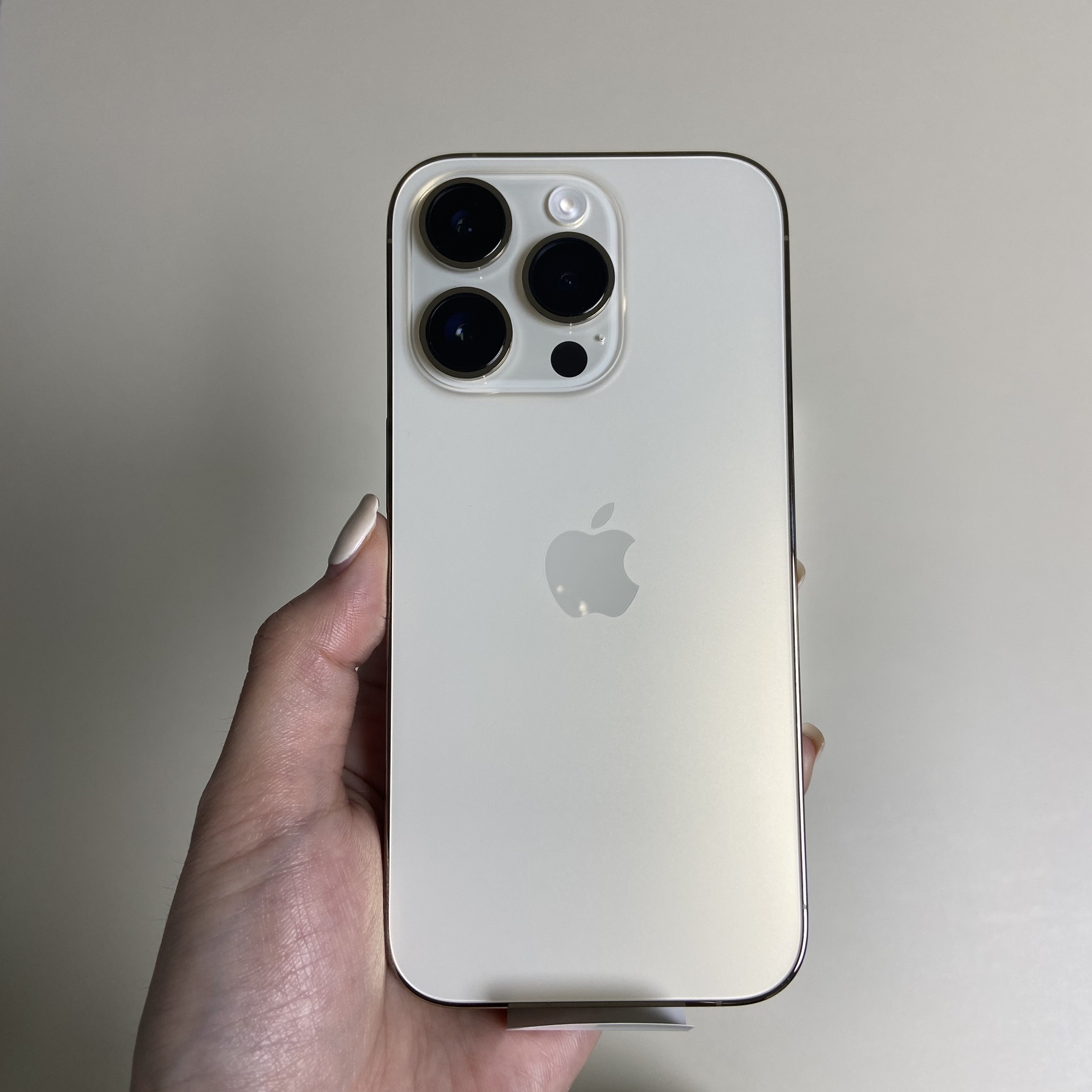 Apple iPhone 14 Pro 128GB Gold (Korean Ver.) 착용 스타일 - 2