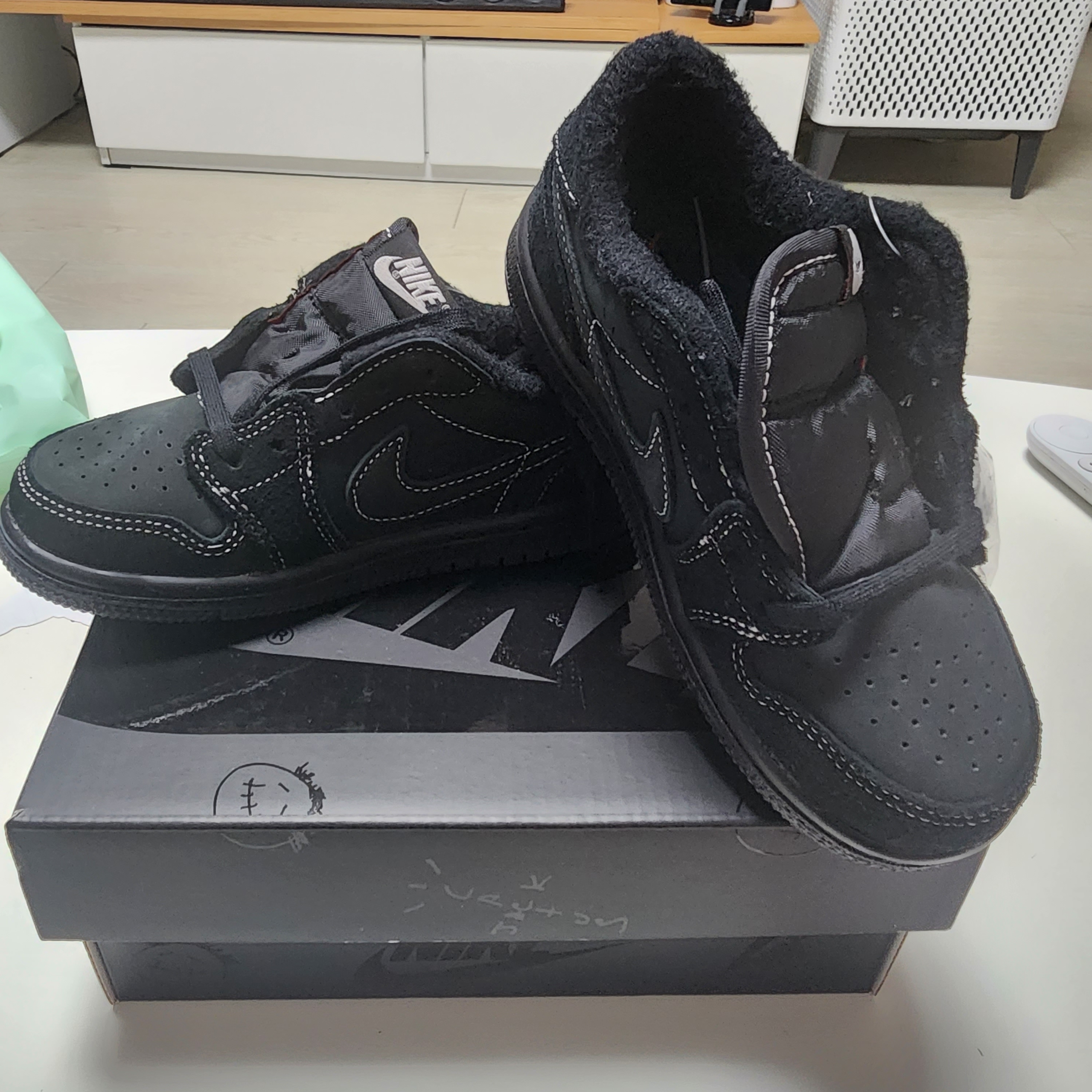 (TD) Jordan 1 x Travis Scott Retro Low OG SP Black Phantom 착용 스타일 - 5