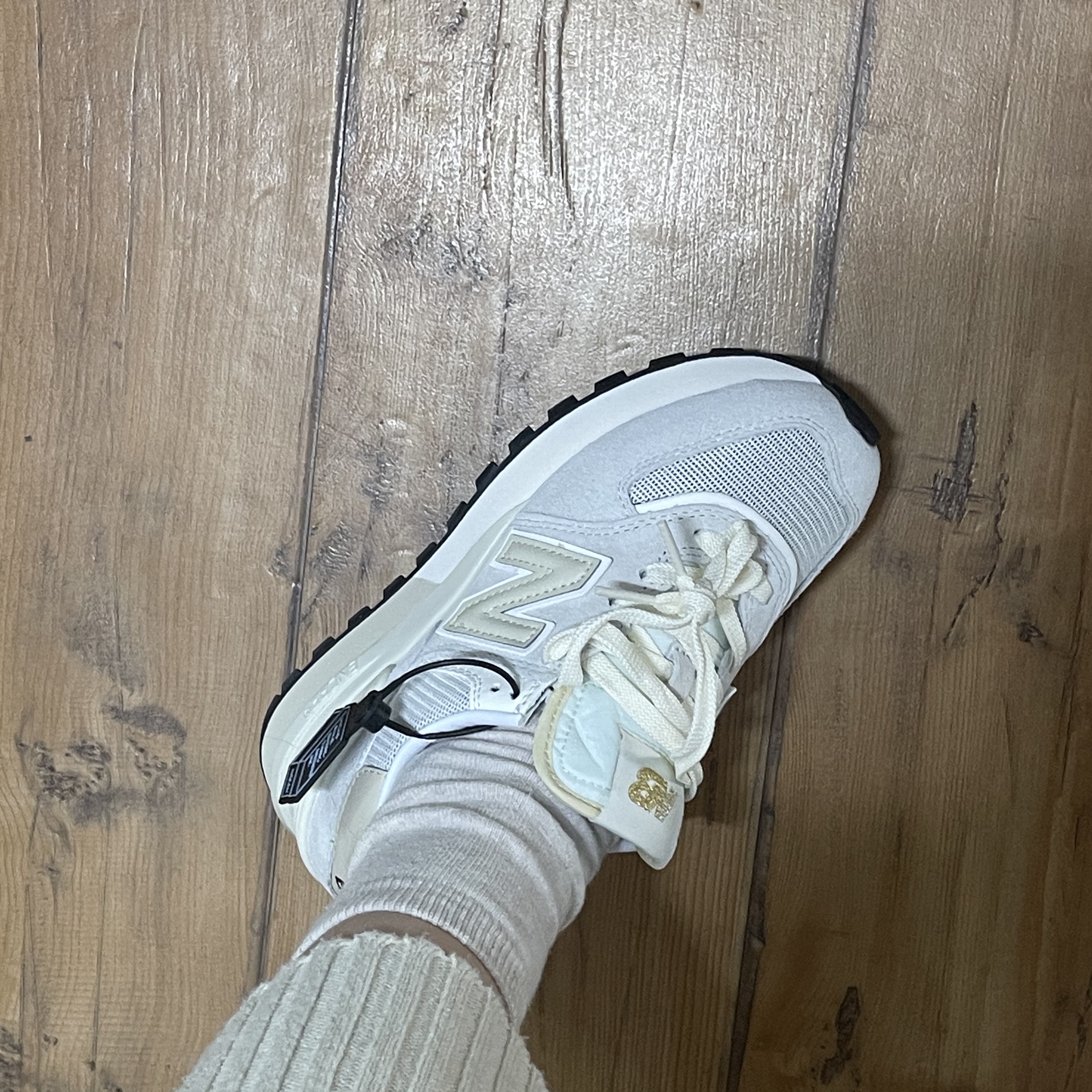 New Balance 574 Legacy Ivory 착용 스타일 - 1
