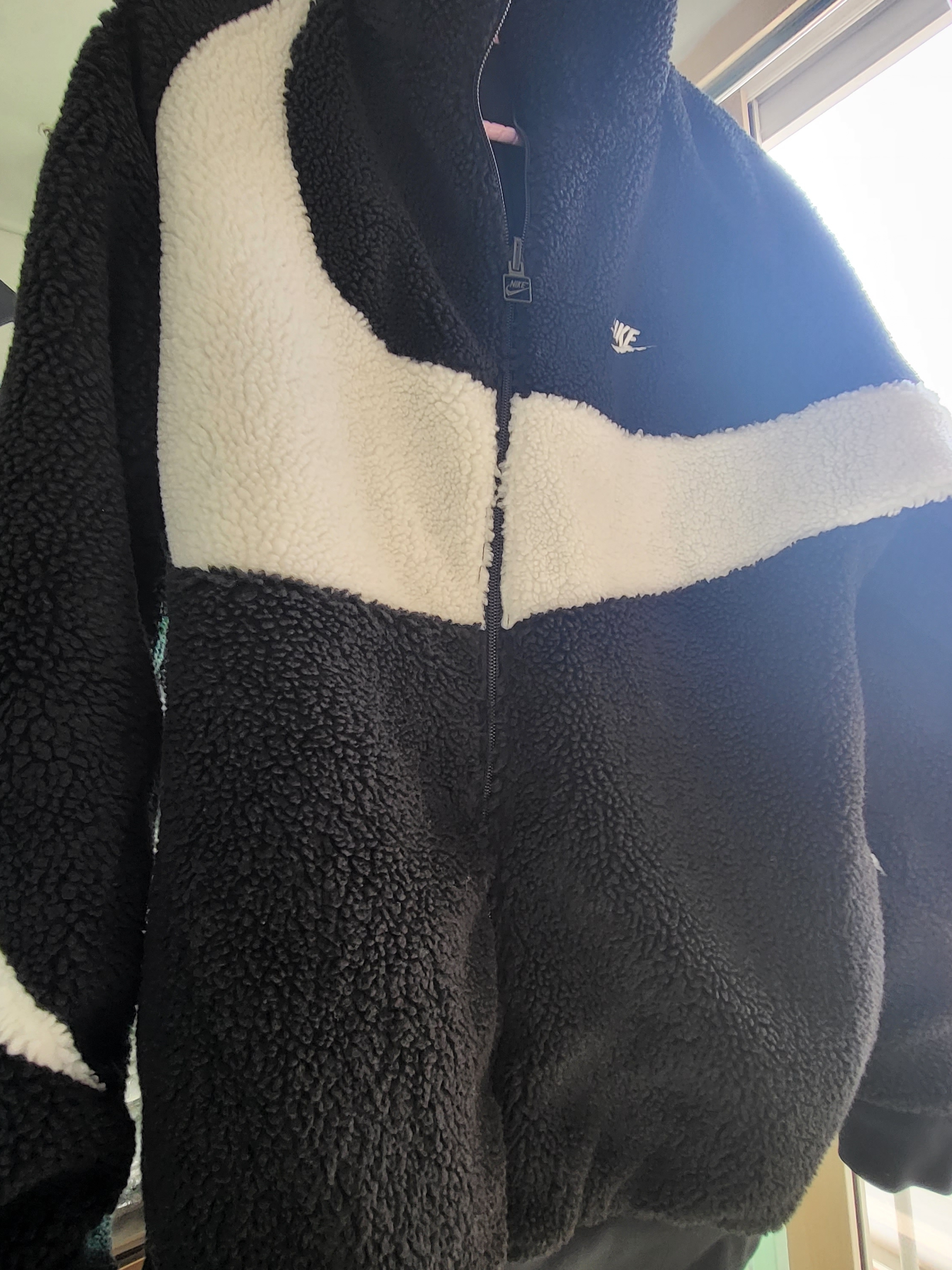 Nike Big Swoosh Full Zip Jacket Black Sail 착용 스타일