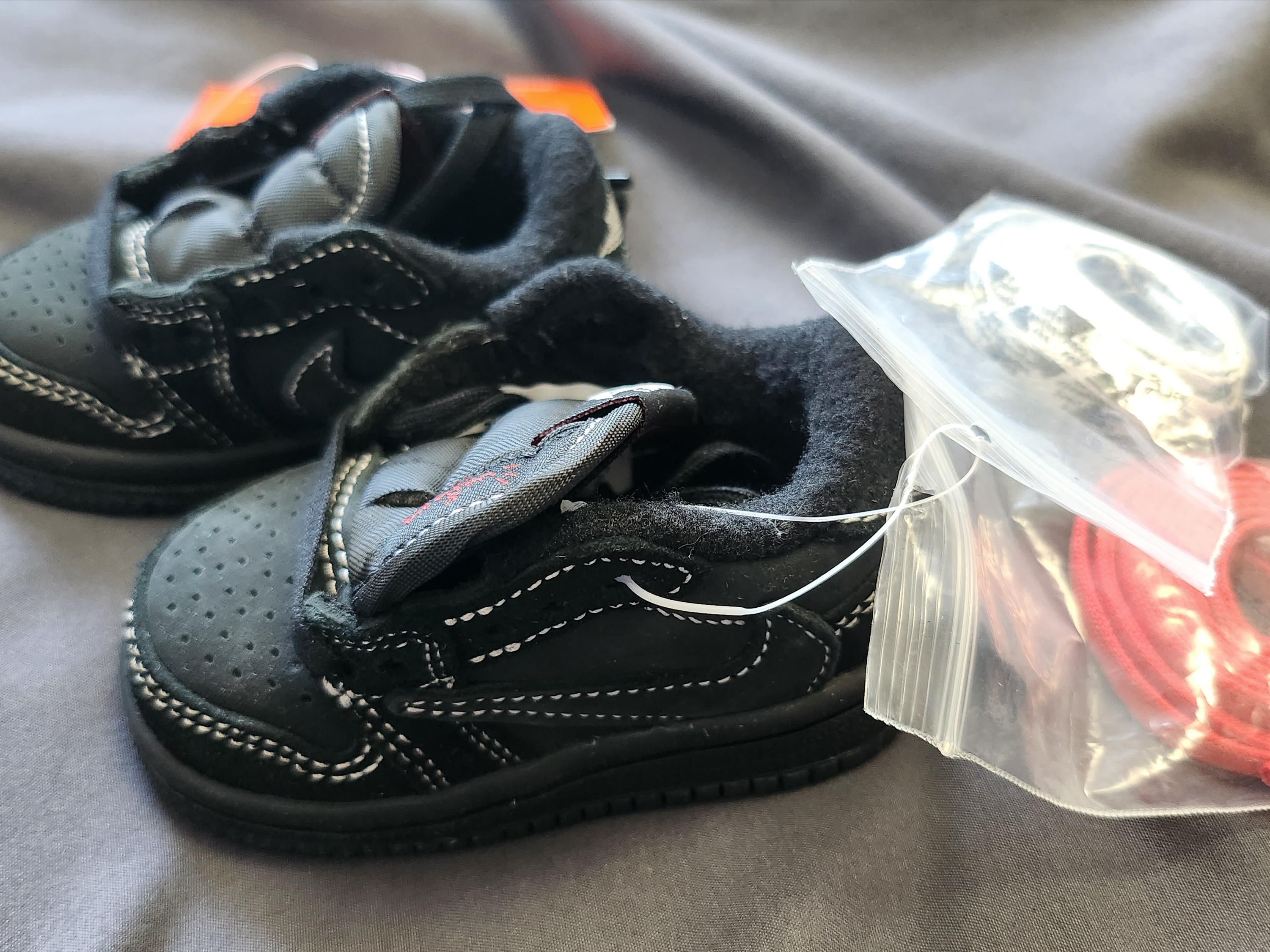(TD) Jordan 1 x Travis Scott Retro Low OG SP Black Phantom 착용 스타일 - 1