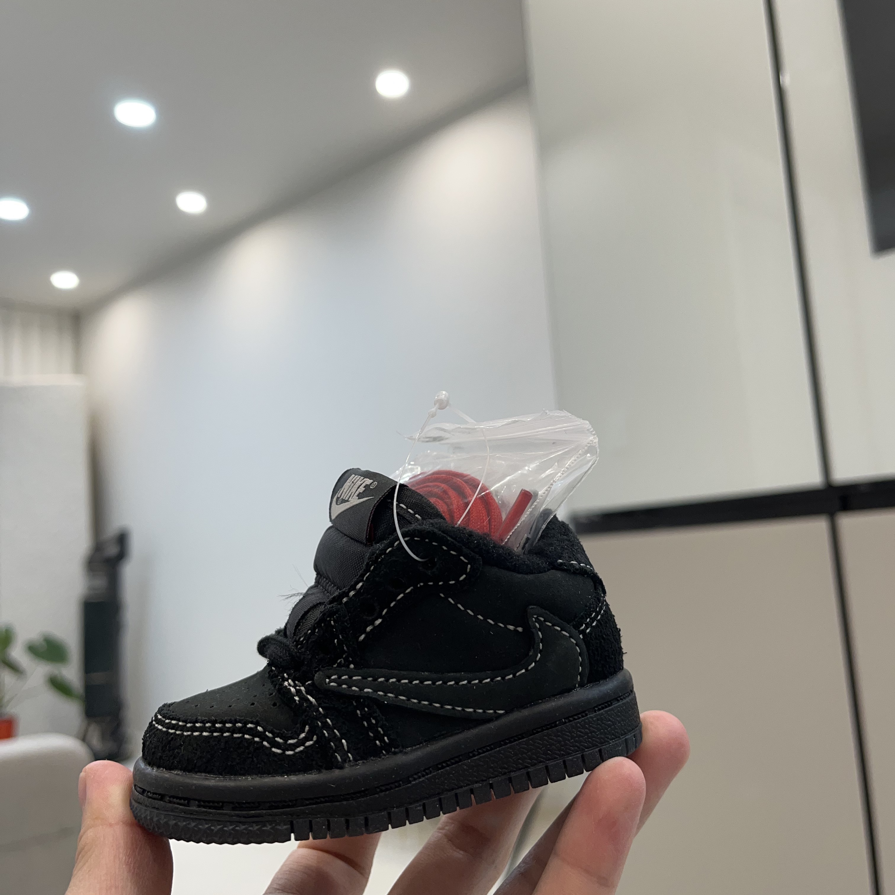 (TD) Jordan 1 x Travis Scott Retro Low OG SP Black Phantom 착용 스타일 - 1