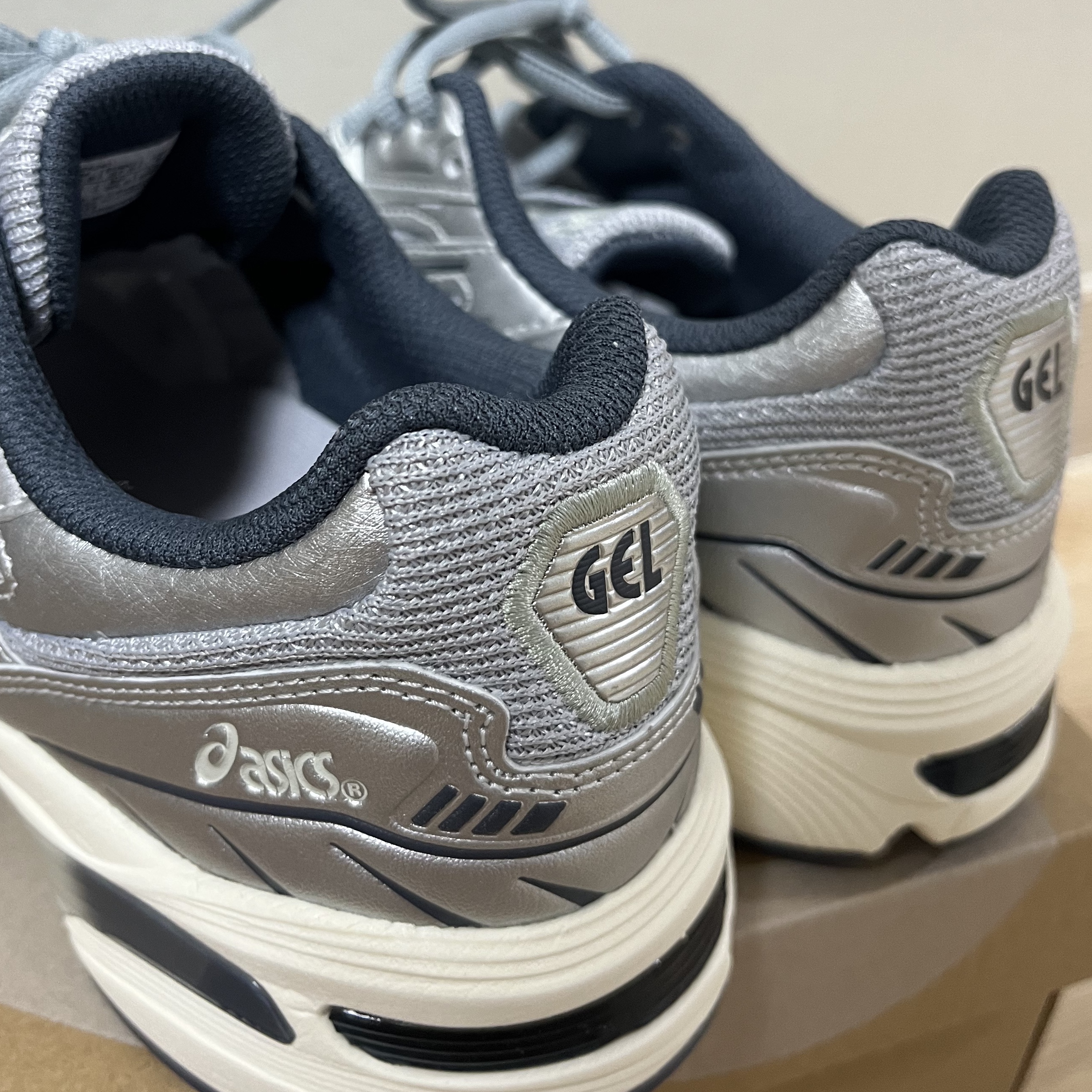 Asics Gel-1090 Piedmont Grey 착용 스타일 - 2