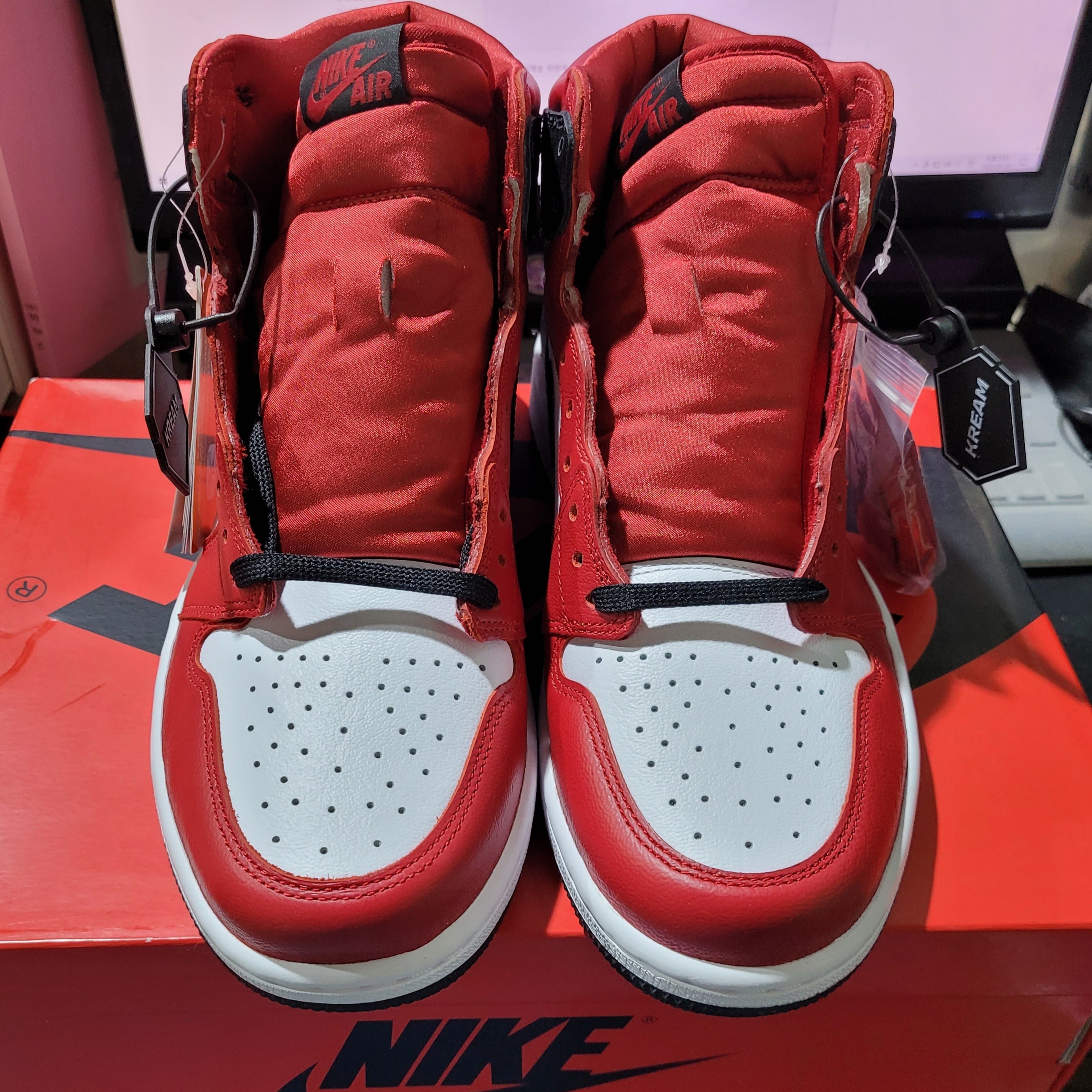 (W) Jordan 1 Retro High Satin Red 착용 스타일 - 2