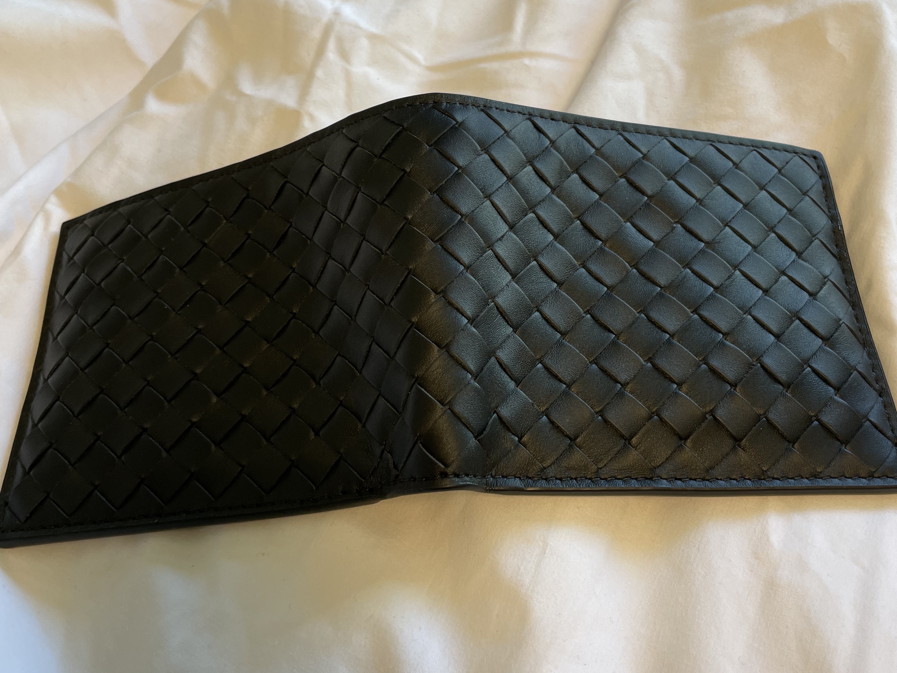 Bottega Veneta Bi-Fold Wallet Black 착용 스타일