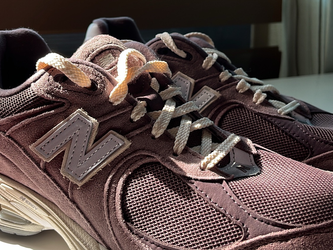 New Balance 2002R Black Fig 착용 스타일 - 2