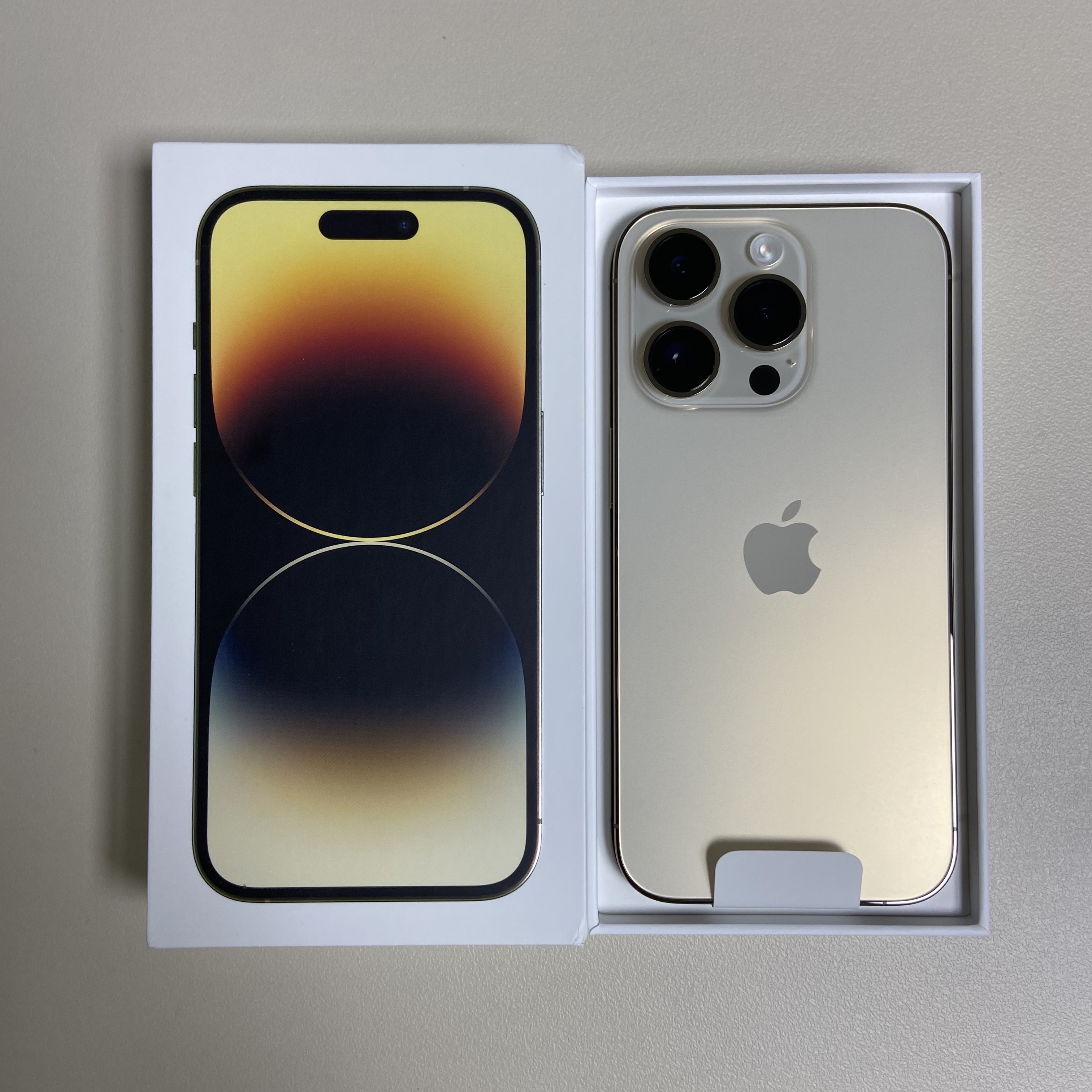 Apple iPhone 14 Pro 128GB Gold (Korean Ver.) 착용 스타일 - 1