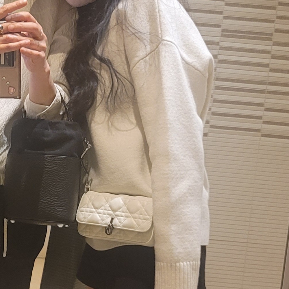 AMI de Coeur Oversize Intarsia Sweater Off White Red 착용 스타일