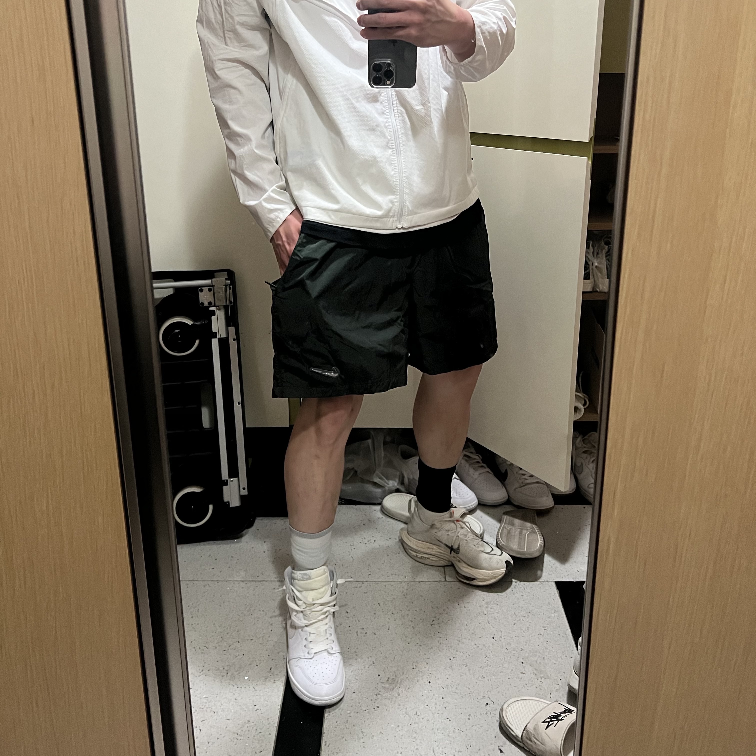 Nike x Drake Nocta Shorts Sequoia (DR2628-355), Jordan 1 High 85 Neutral Grey 착용 스타일