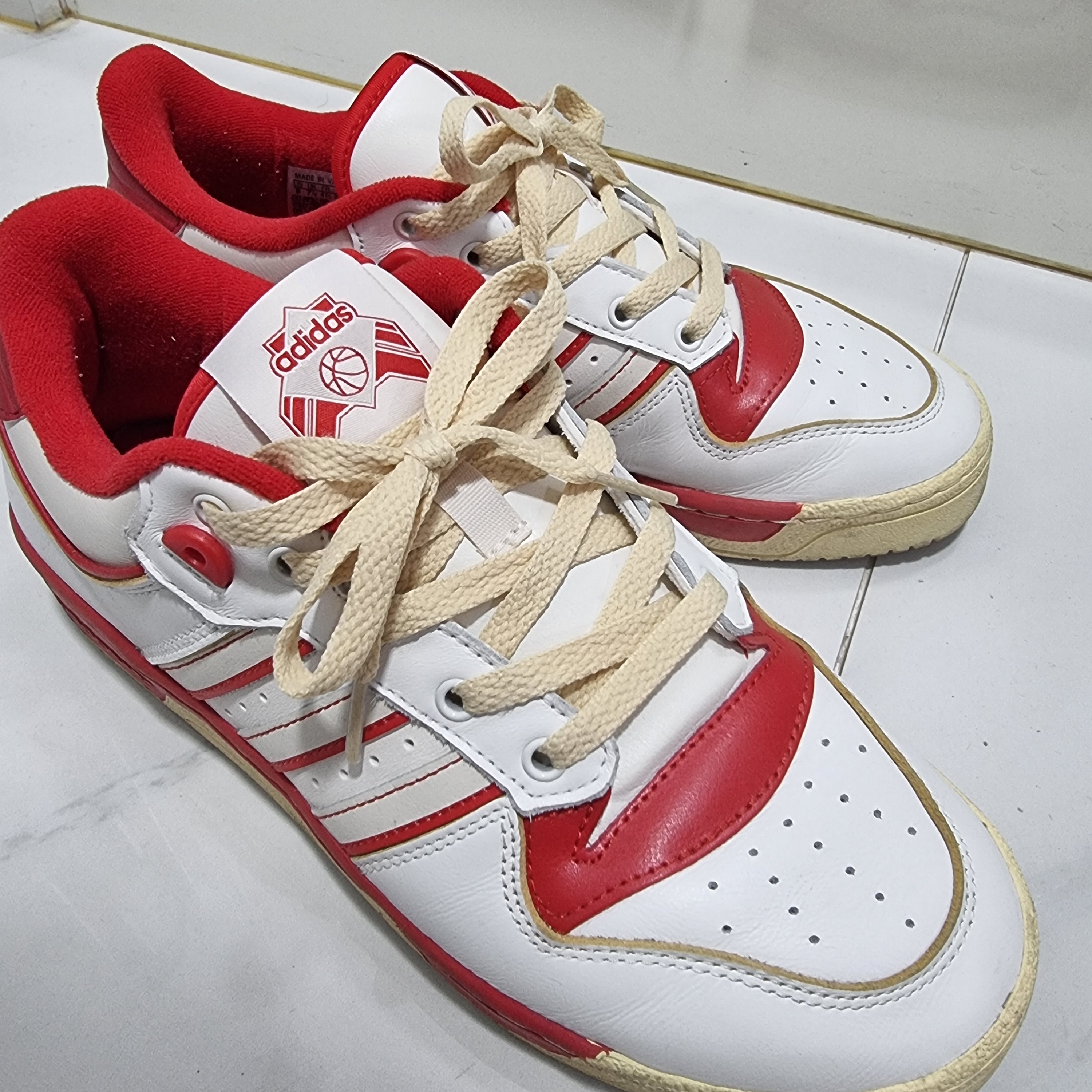 Adidas Rivalry Low 86 Core White Team Power Red 착용 스타일