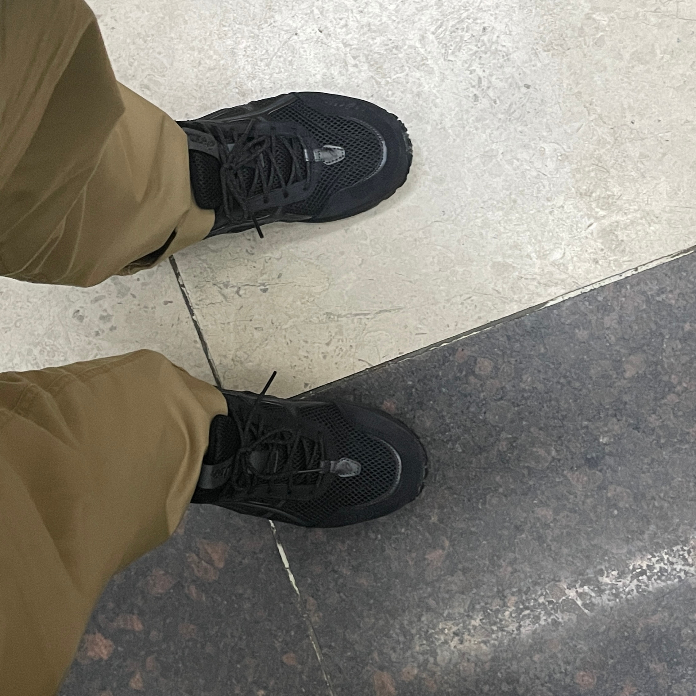 Asics Gel-1090 V2 Black 착용 스타일 - 4