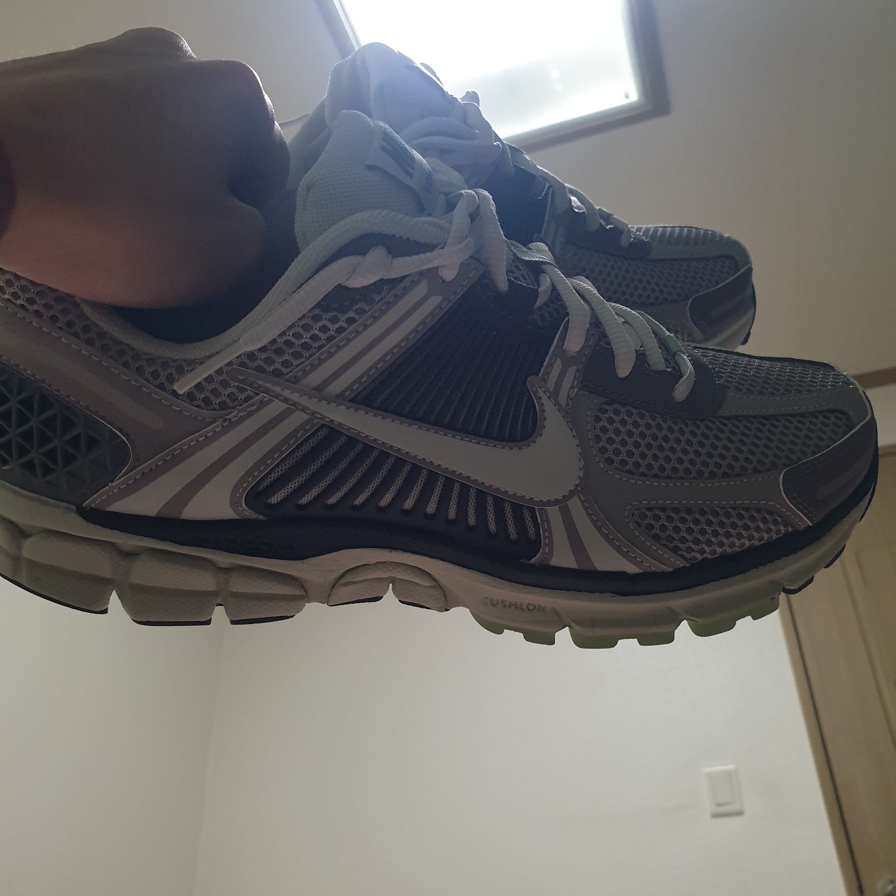 (W) Nike Zoom Vomero 5 Cobblestone and Flat Pewter 착용 스타일