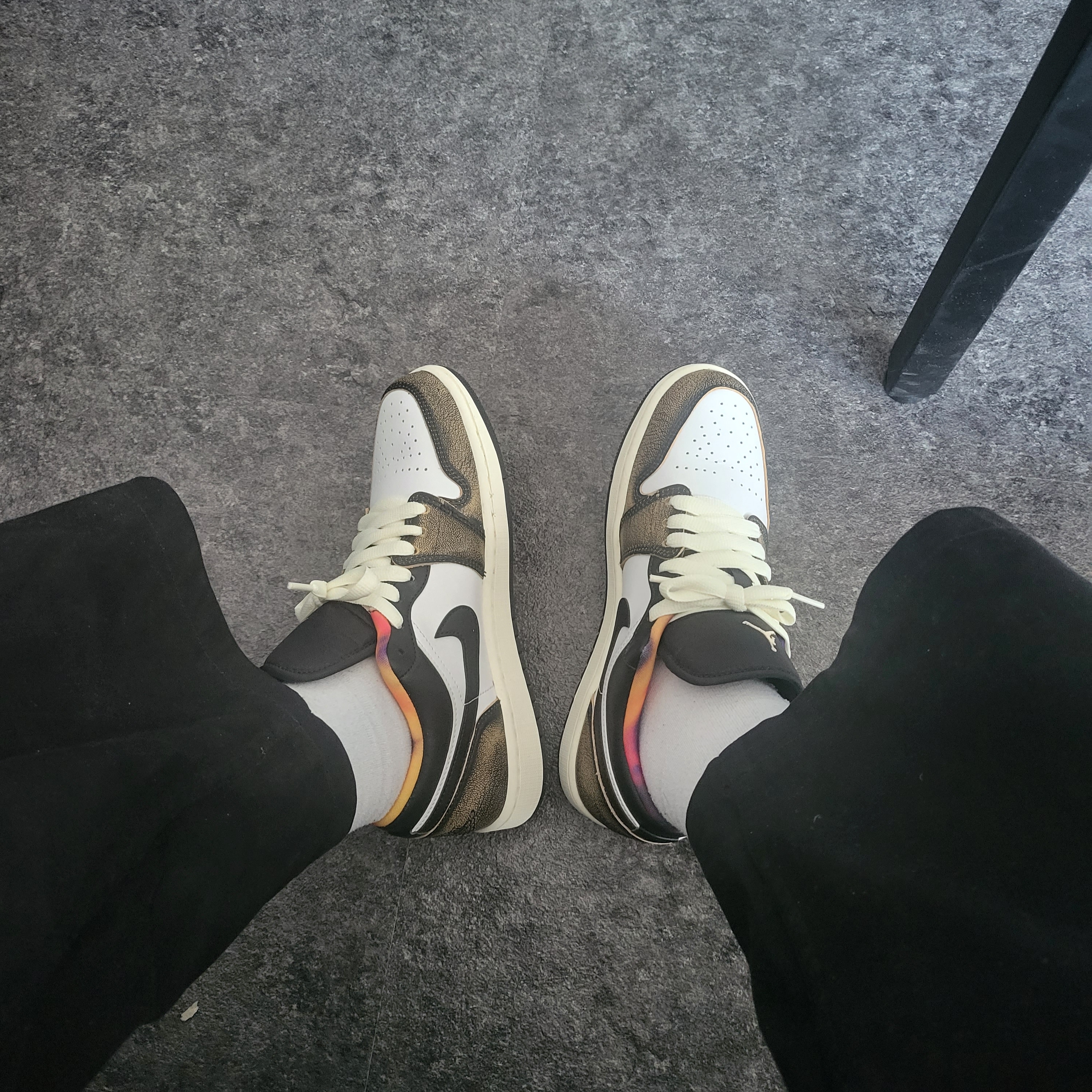 Jordan 1 Low SE Black White Onyx 착용 스타일