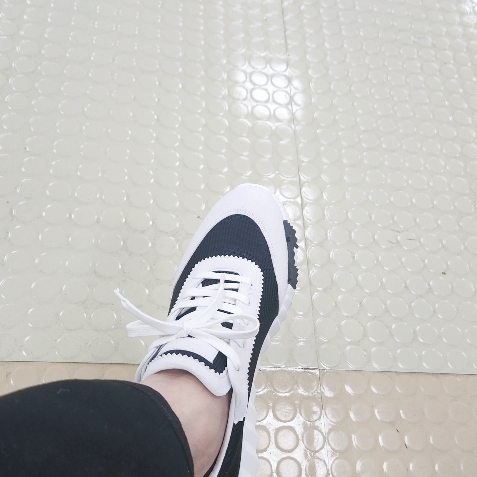 Hermes Bouncing Sneakers Mesh Suede Goatskin & Noir Blanc 착용 스타일 - 1