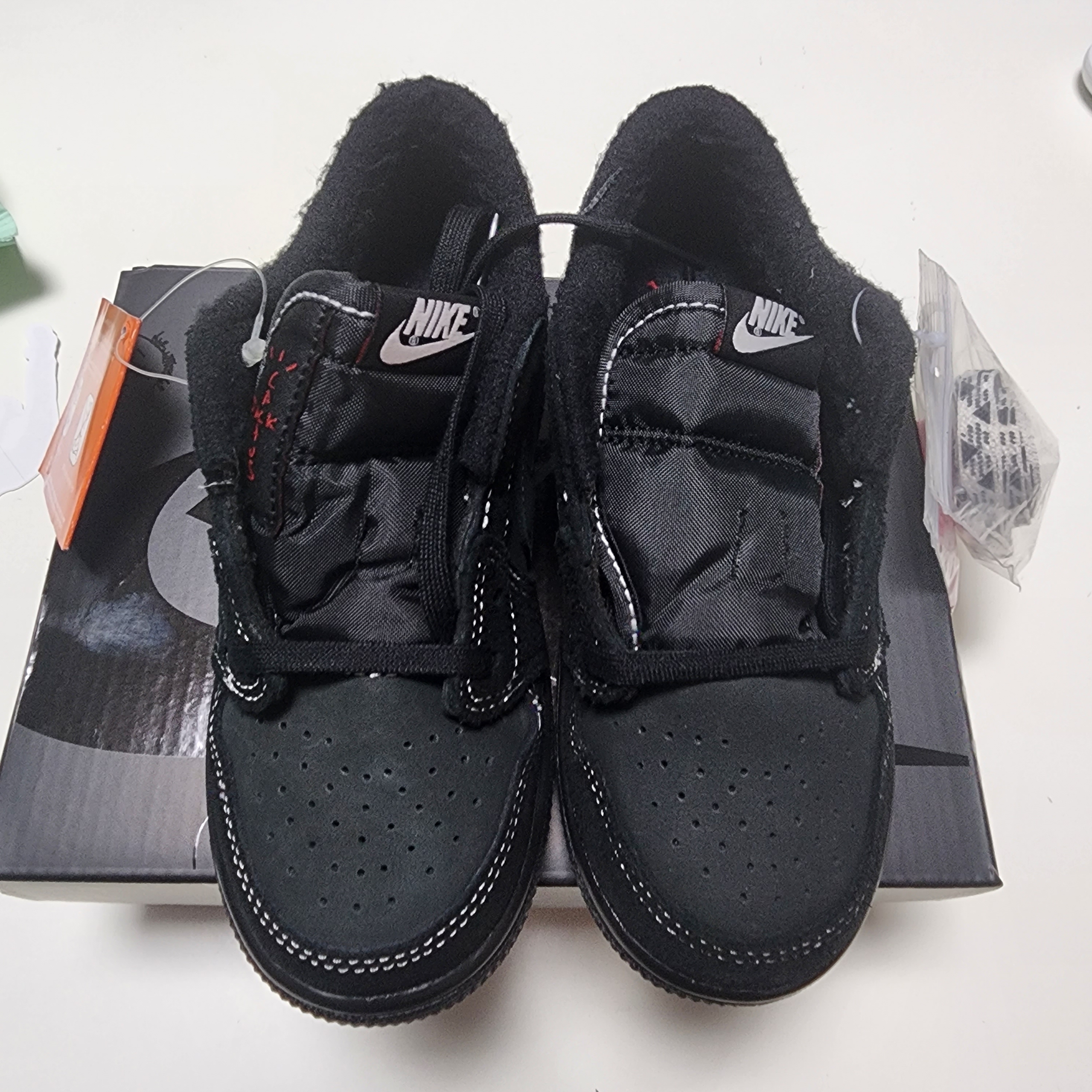 (TD) Jordan 1 x Travis Scott Retro Low OG SP Black Phantom 착용 스타일 - 4