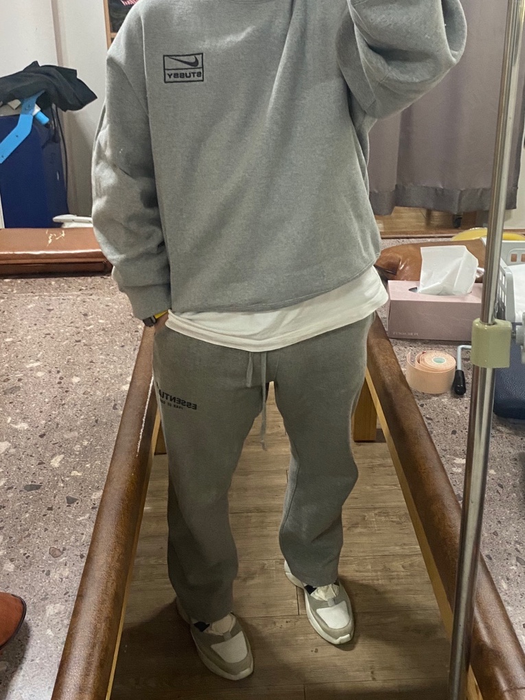 Nike x Stussy NRG Fleece Crewneck Dark Grey Heather (DO9337-063), Essentials The Core Collection Relaxed Sweatpants Dark Oatmeal 착용 스타일 - 2