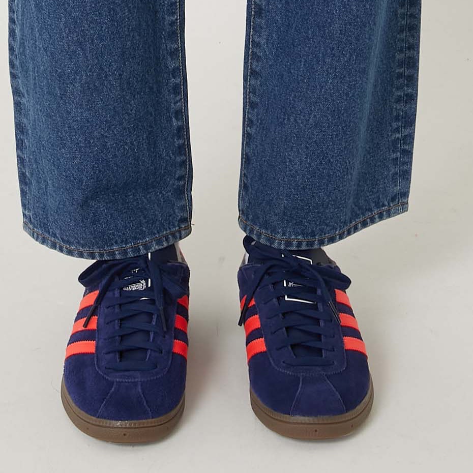 Adidas City Series Munchen Dark Blue Solar Red 착용 스타일
