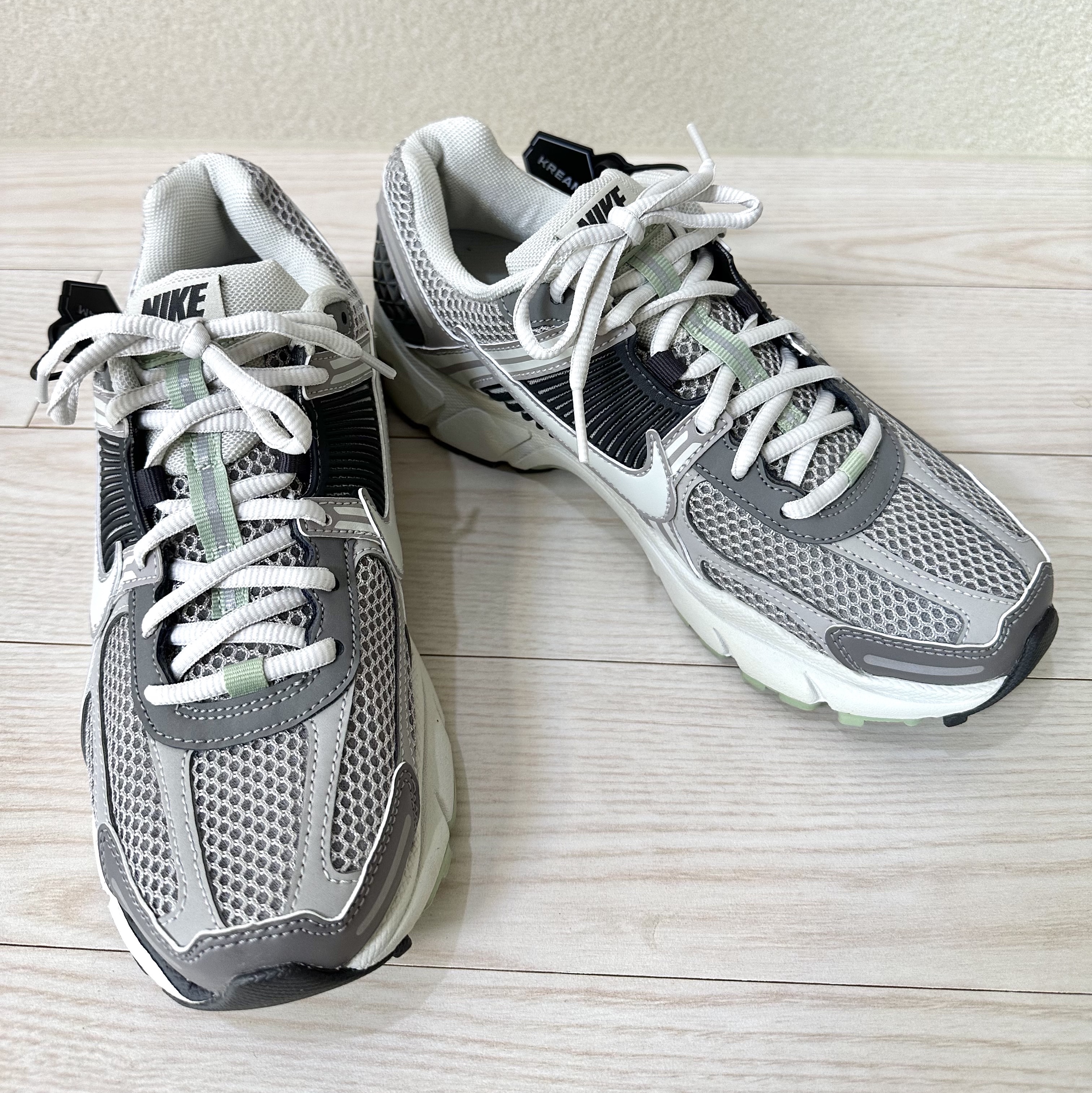 (W) Nike Zoom Vomero 5 Cobblestone and Flat Pewter 착용 스타일