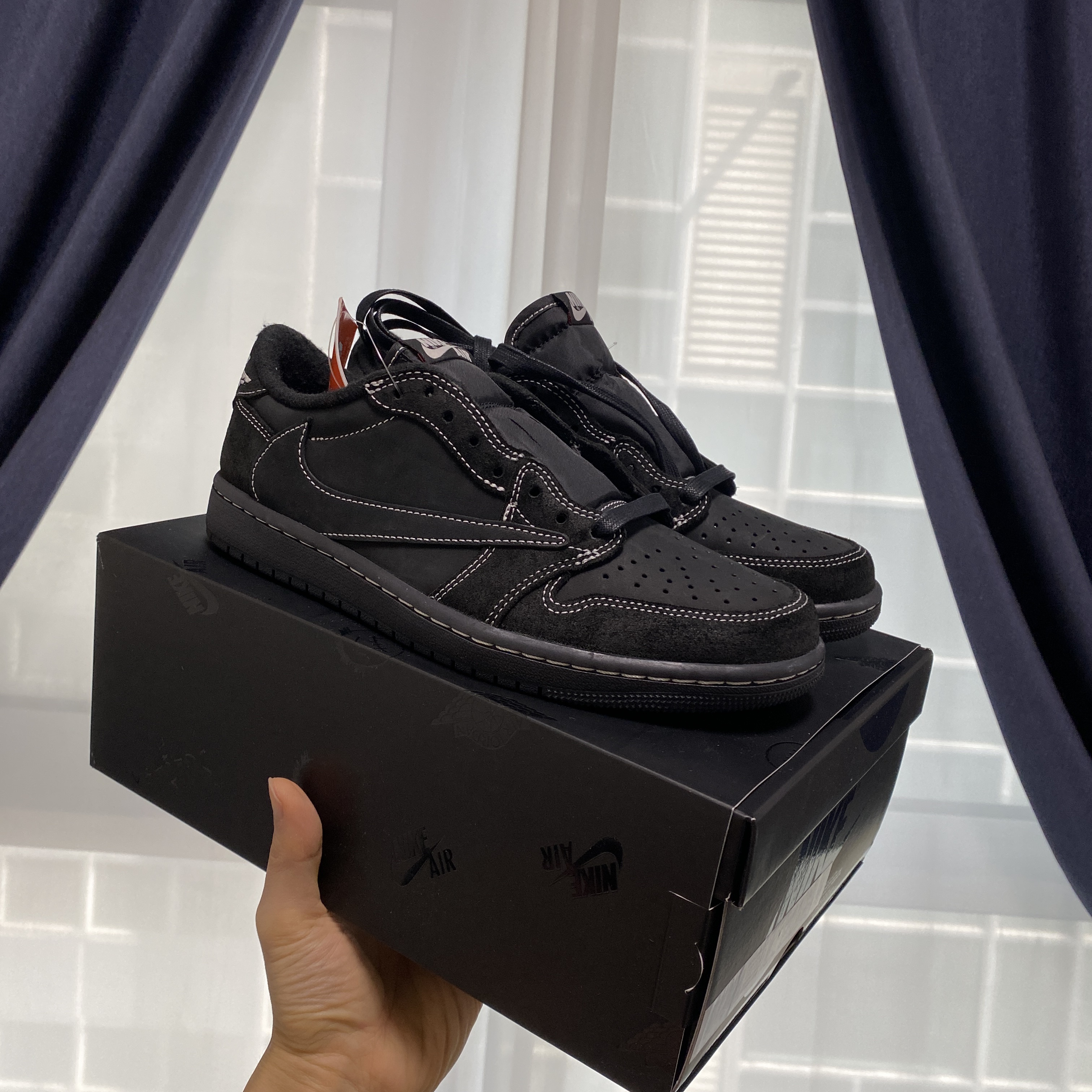 Jordan 1 x Travis Scott Retro Low OG SP Black Phantom 착용 스타일 - 2