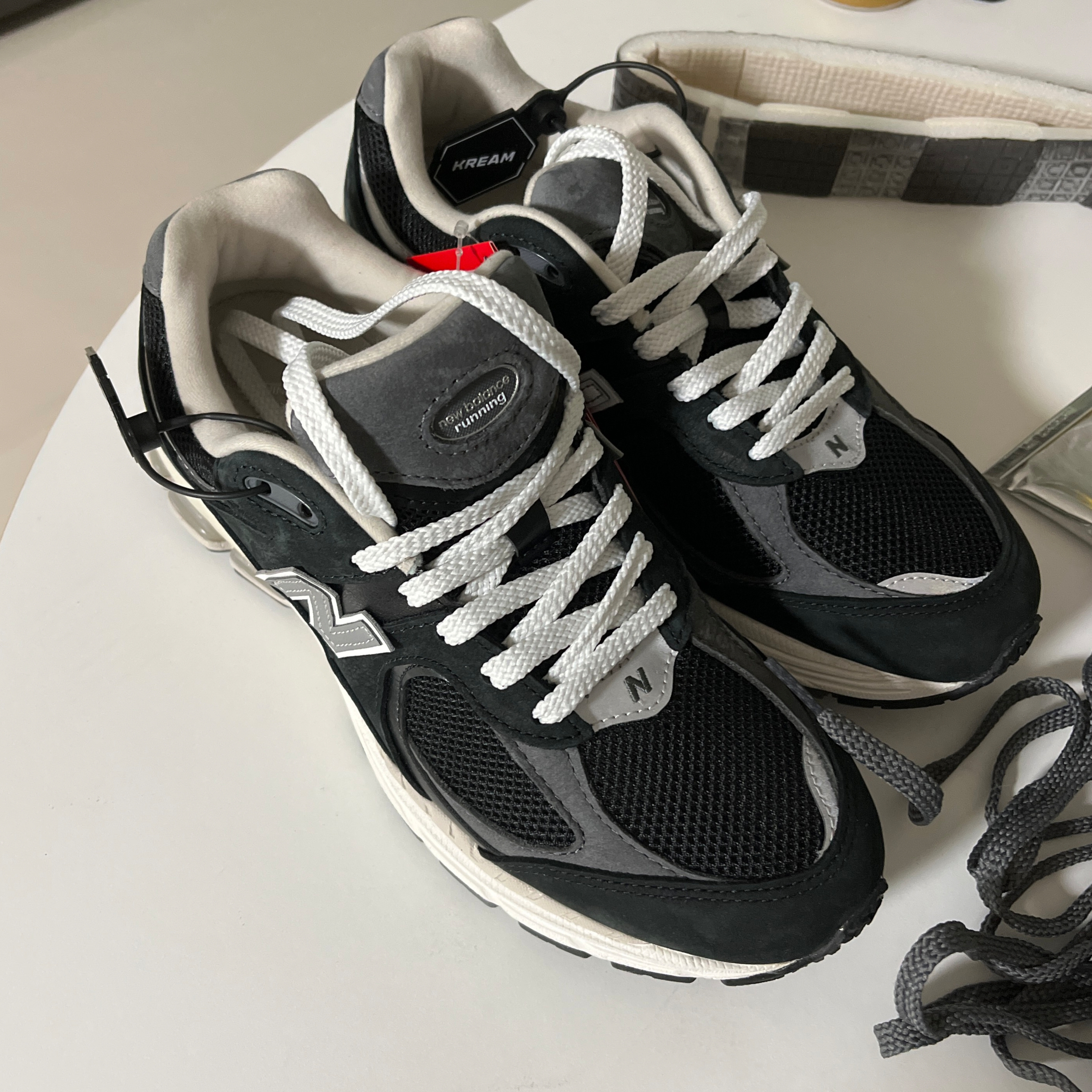 New Balance 2002R Premium Vintage Black 착용 스타일