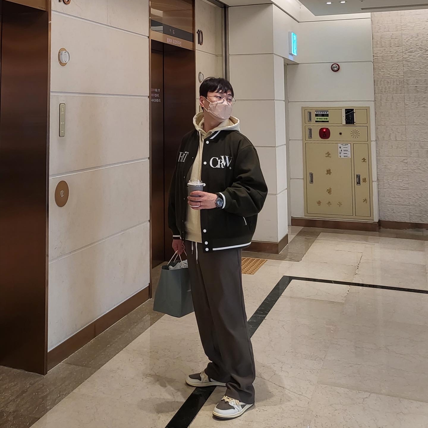 Jordan 1 x Travis Scott Retro Low OG SP Sail and Ridgerock, Wooyoungmi Flower Print Hoodie Ivory - 23SS 착용 스타일 - 5