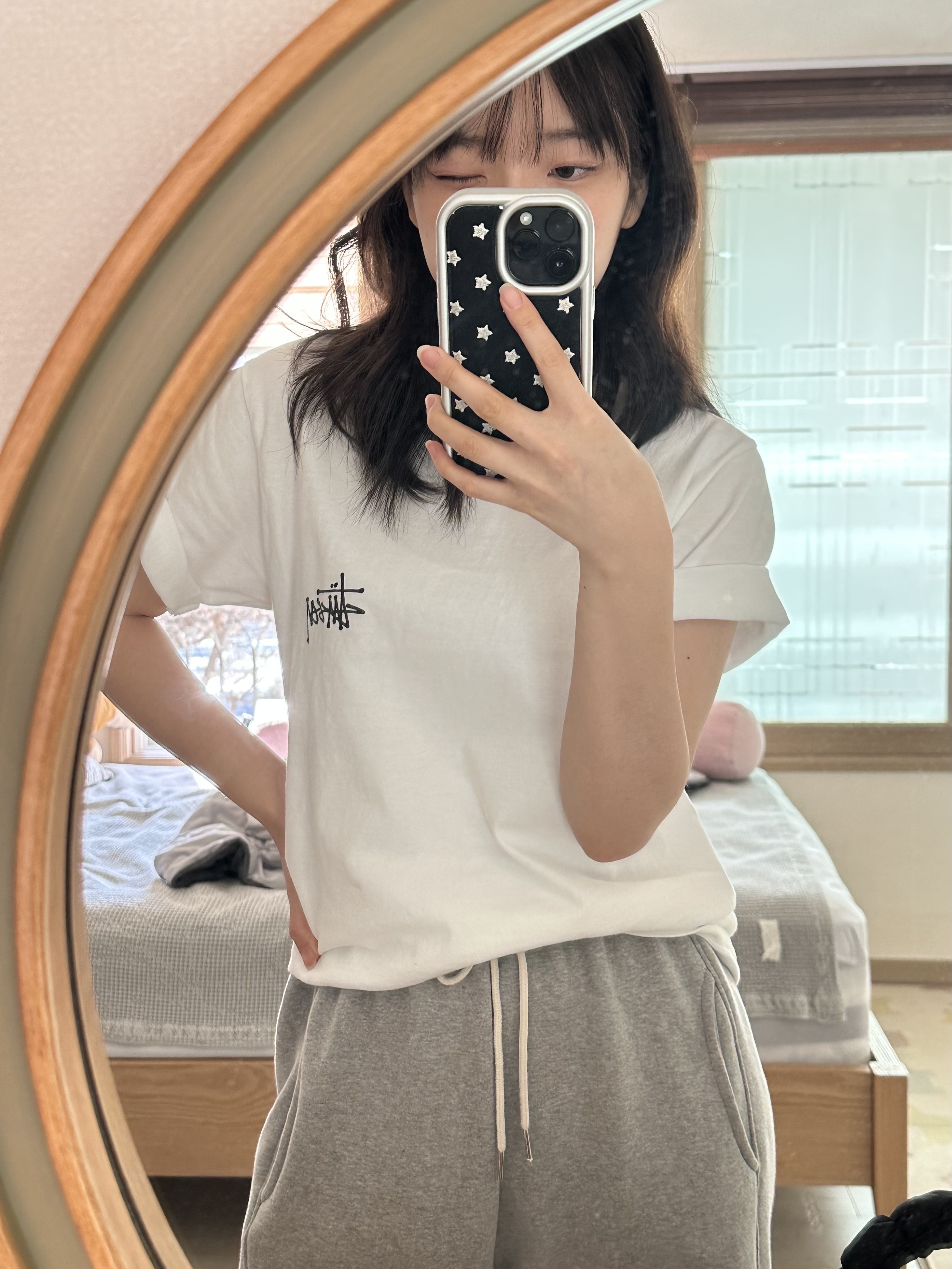 Stussy Basic Stussy T-Shirt White 2022, COS Quilted Mini Bag Black 착용 스타일 - 2