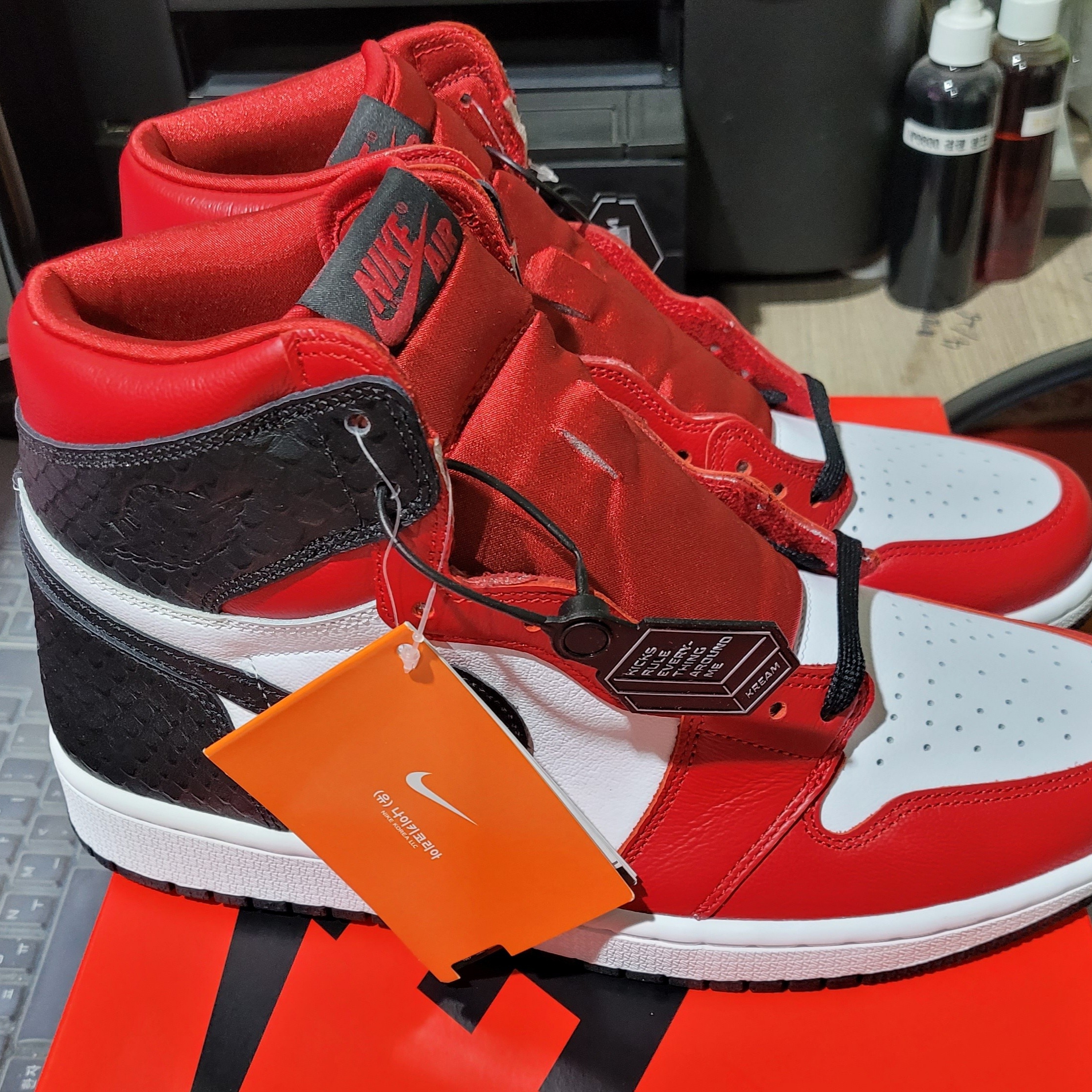 (W) Jordan 1 Retro High Satin Red 착용 스타일 - 1