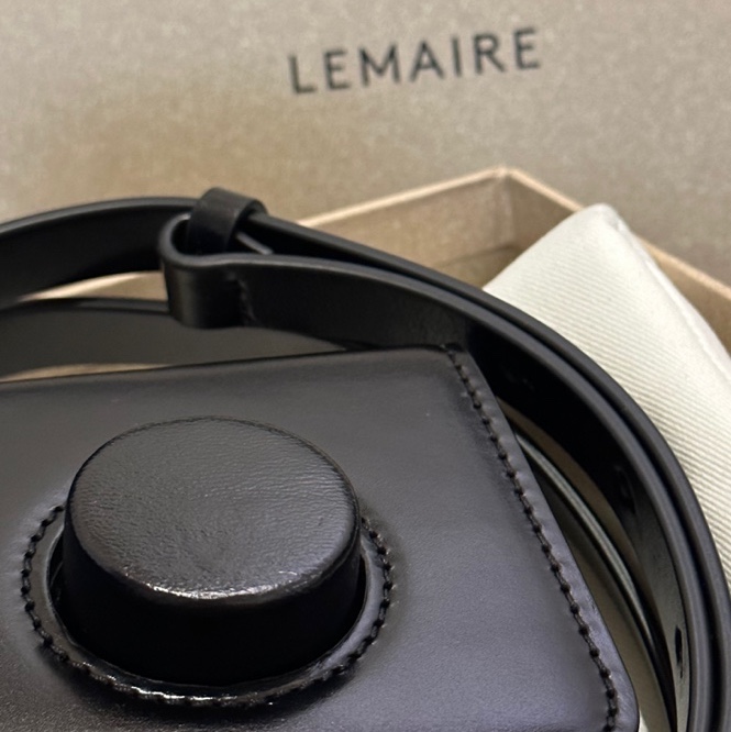 Lemaire Mini Camera Bag Vegetable-Tanned Leather Black 착용 스타일