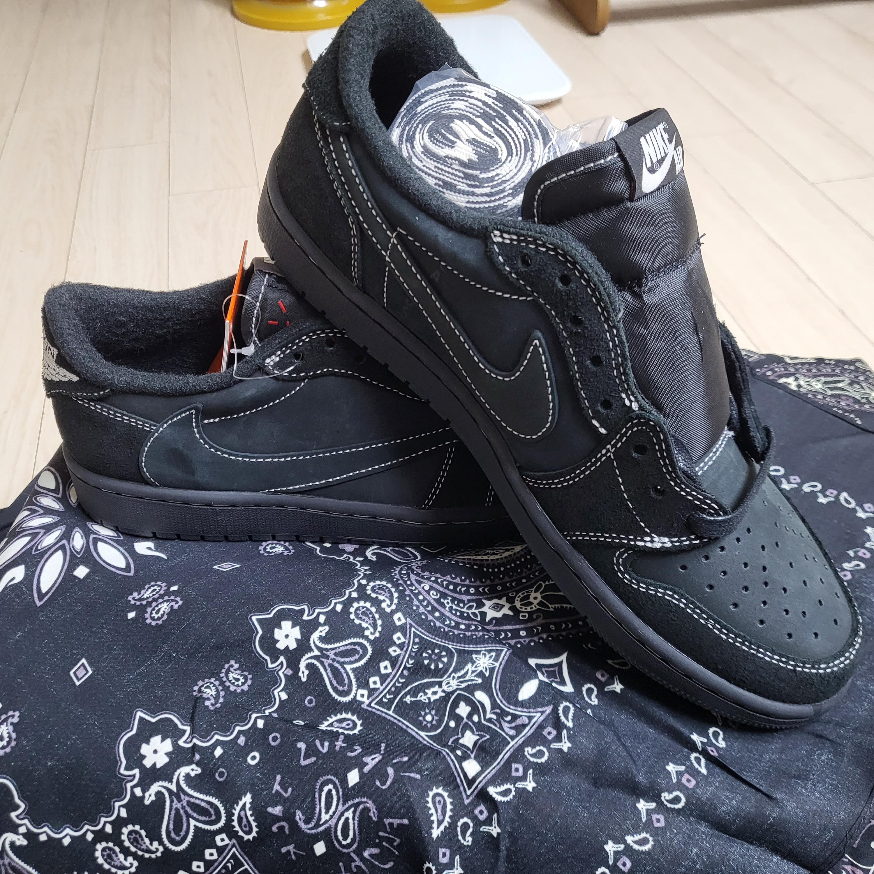 Jordan 1 x Travis Scott Retro Low OG SP Black Phantom 착용 스타일 - 2