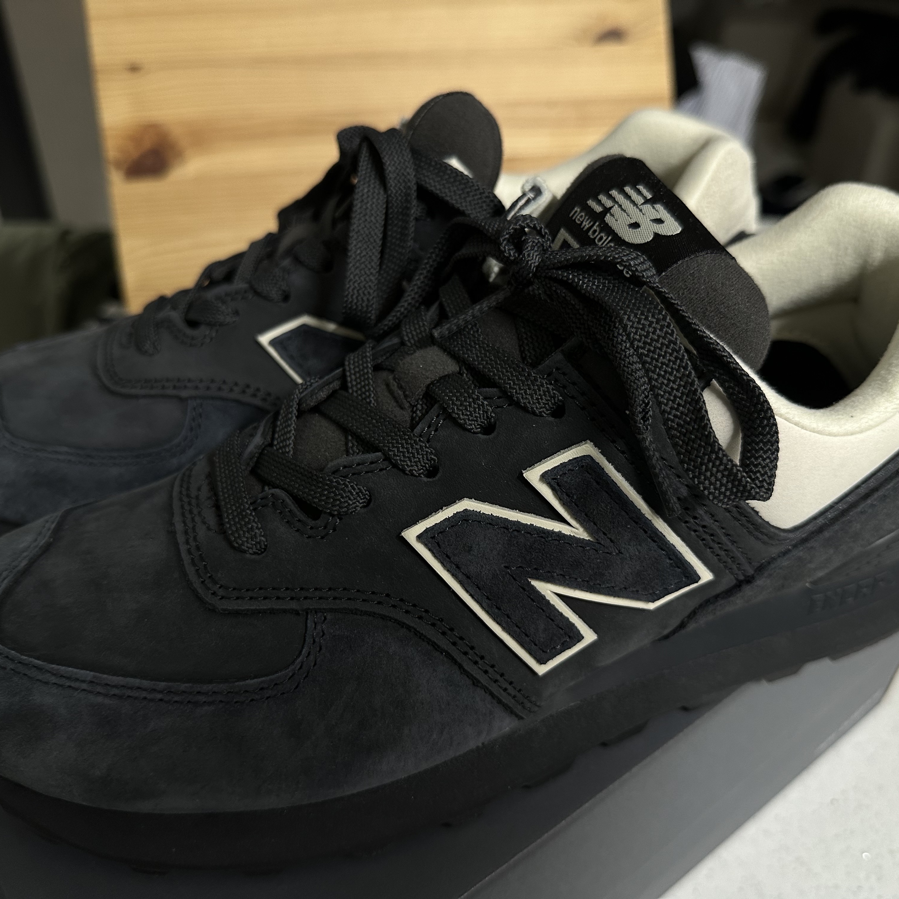 New Balance x Comme des Garcons Junya Watanabe Man 574 Suede Grey Off White 착용 스타일 - 1