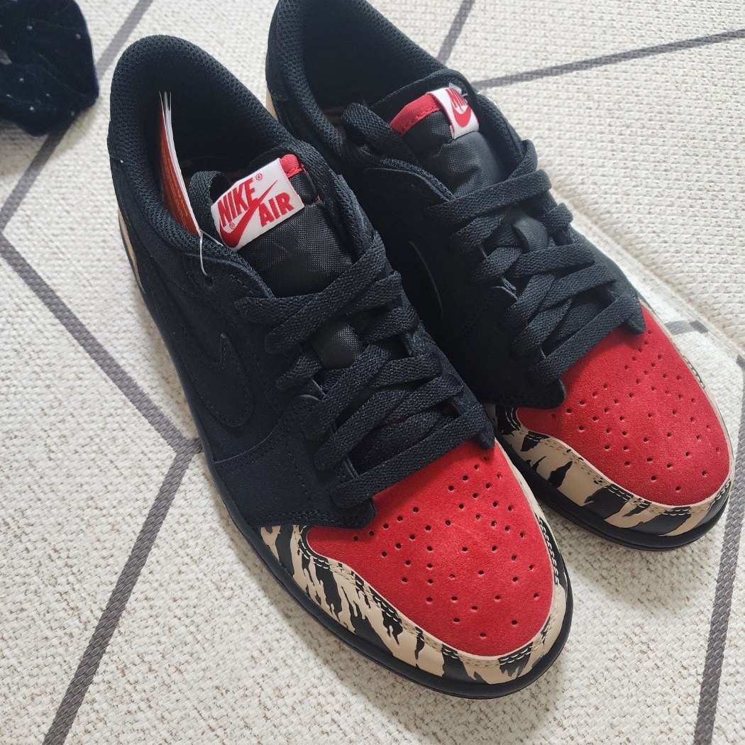 Jordan 1 x SoleFly Retro Low OG SP Black and Sport Red 착용 스타일