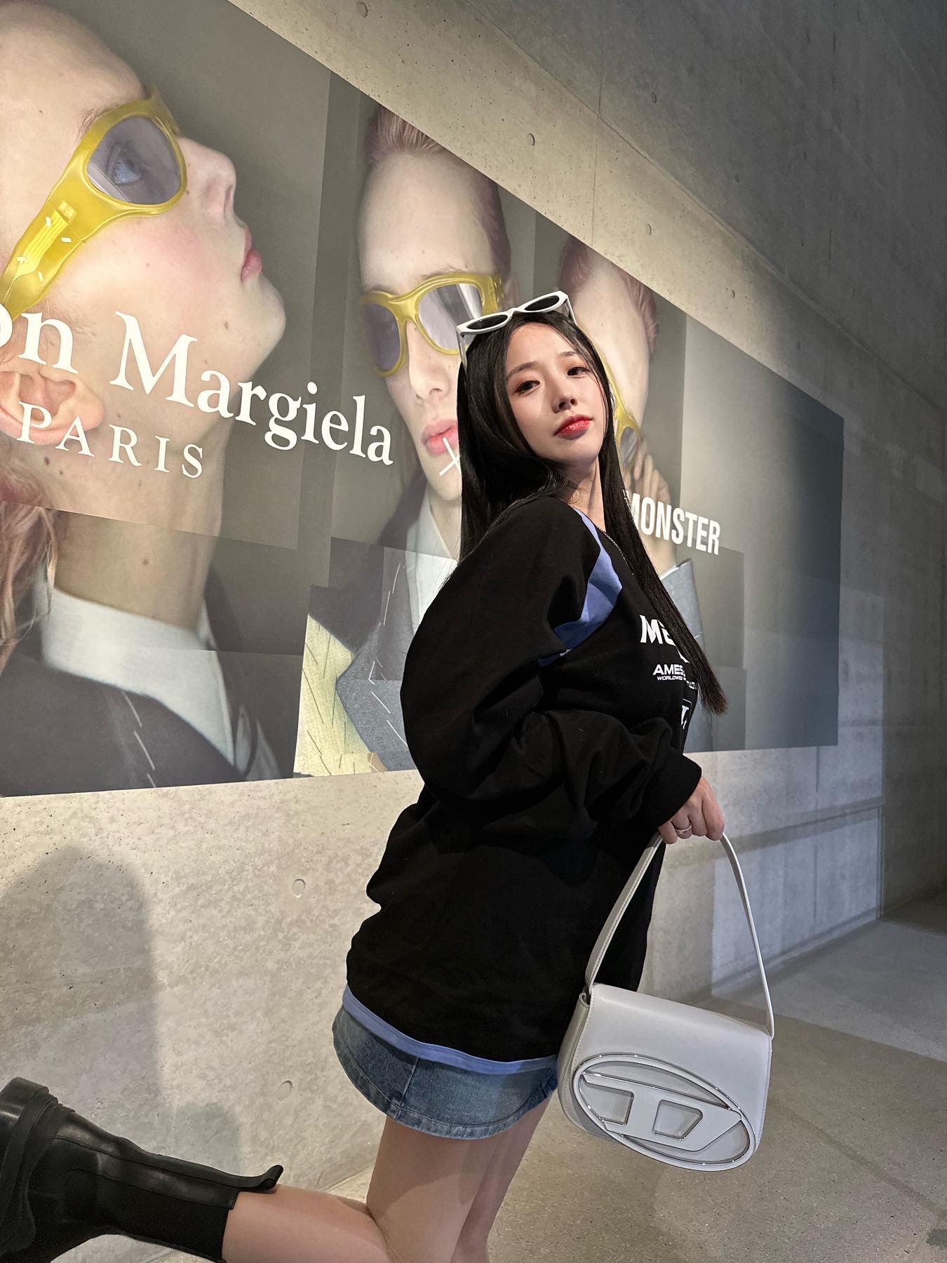 Diesel 1DR Shoulder Bag in Nappa Leather White, (W) Bottega Veneta Lug Chelsea Boots Black 착용 스타일 - 2