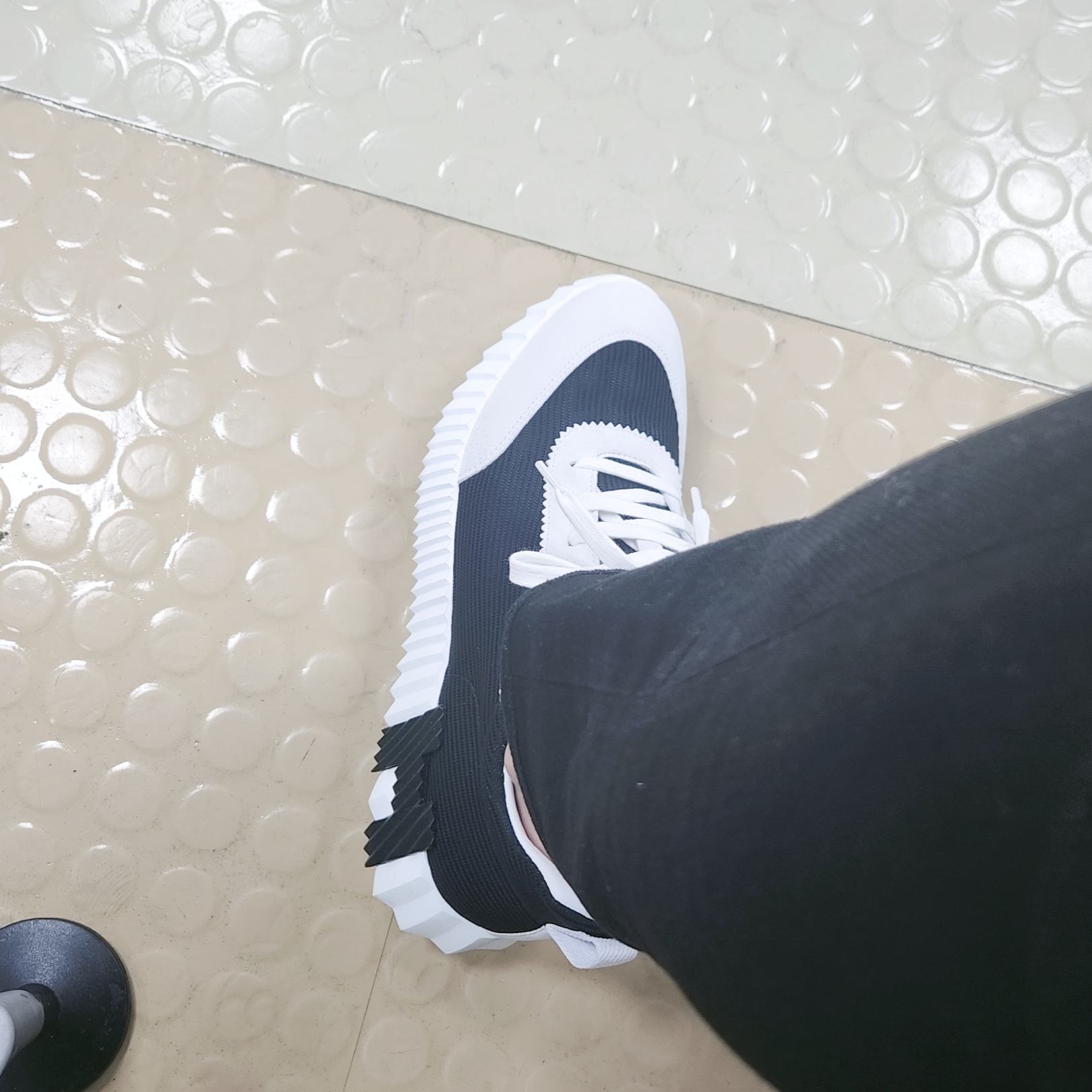 Hermes Bouncing Sneakers Mesh Suede Goatskin & Noir Blanc 착용 스타일 - 2